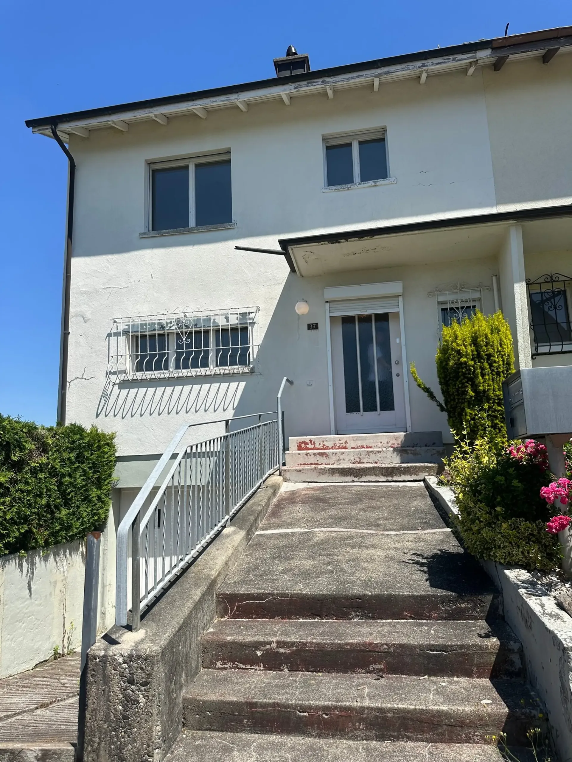 Double-family house in Hofstetten-Flüh – Renovation object in a good location