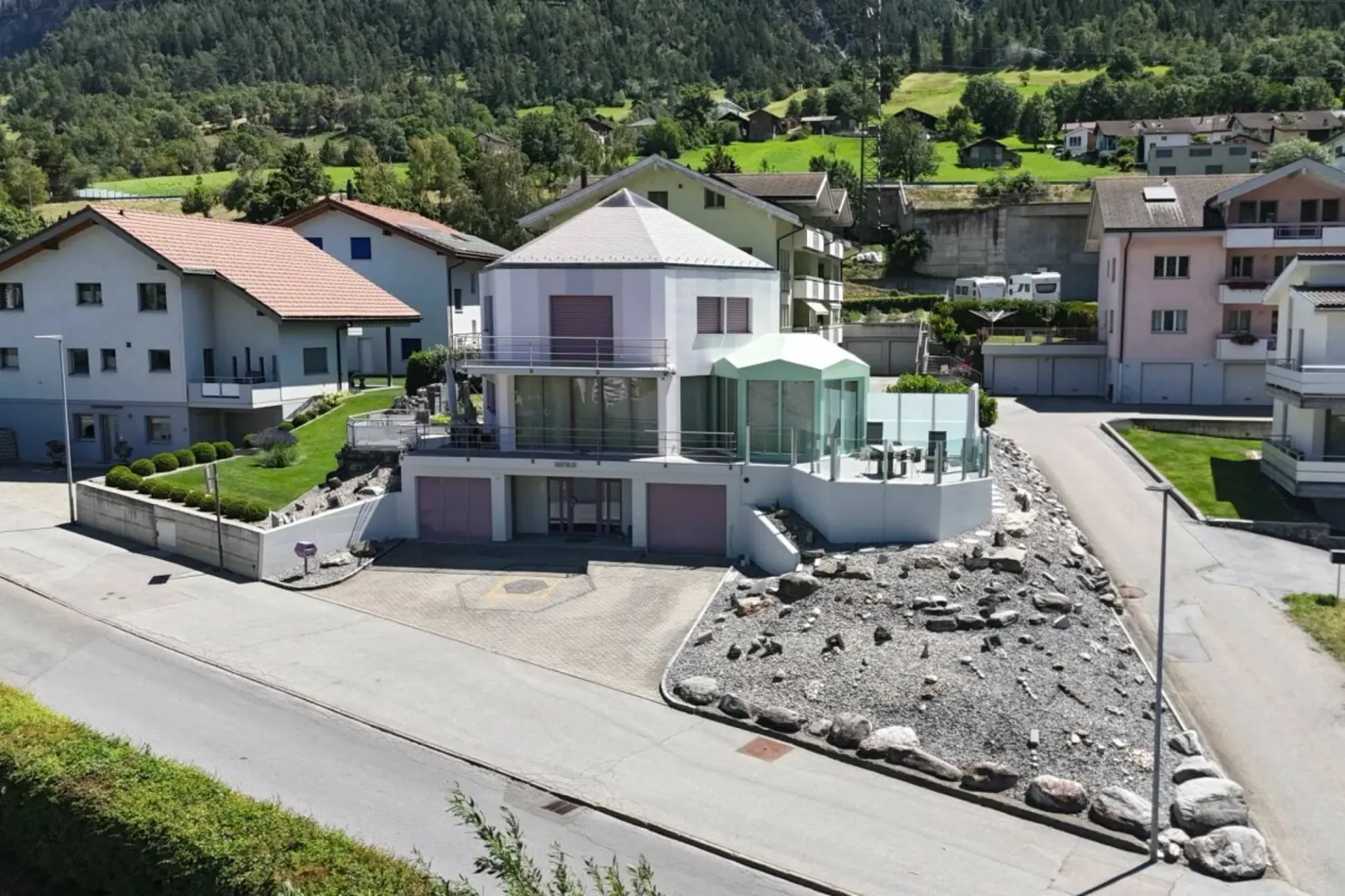 Aussergewöhnliches Einfamilienhaus in Brig Glis - architektonisch markant, sonnig gelegen und umfassend renoviert