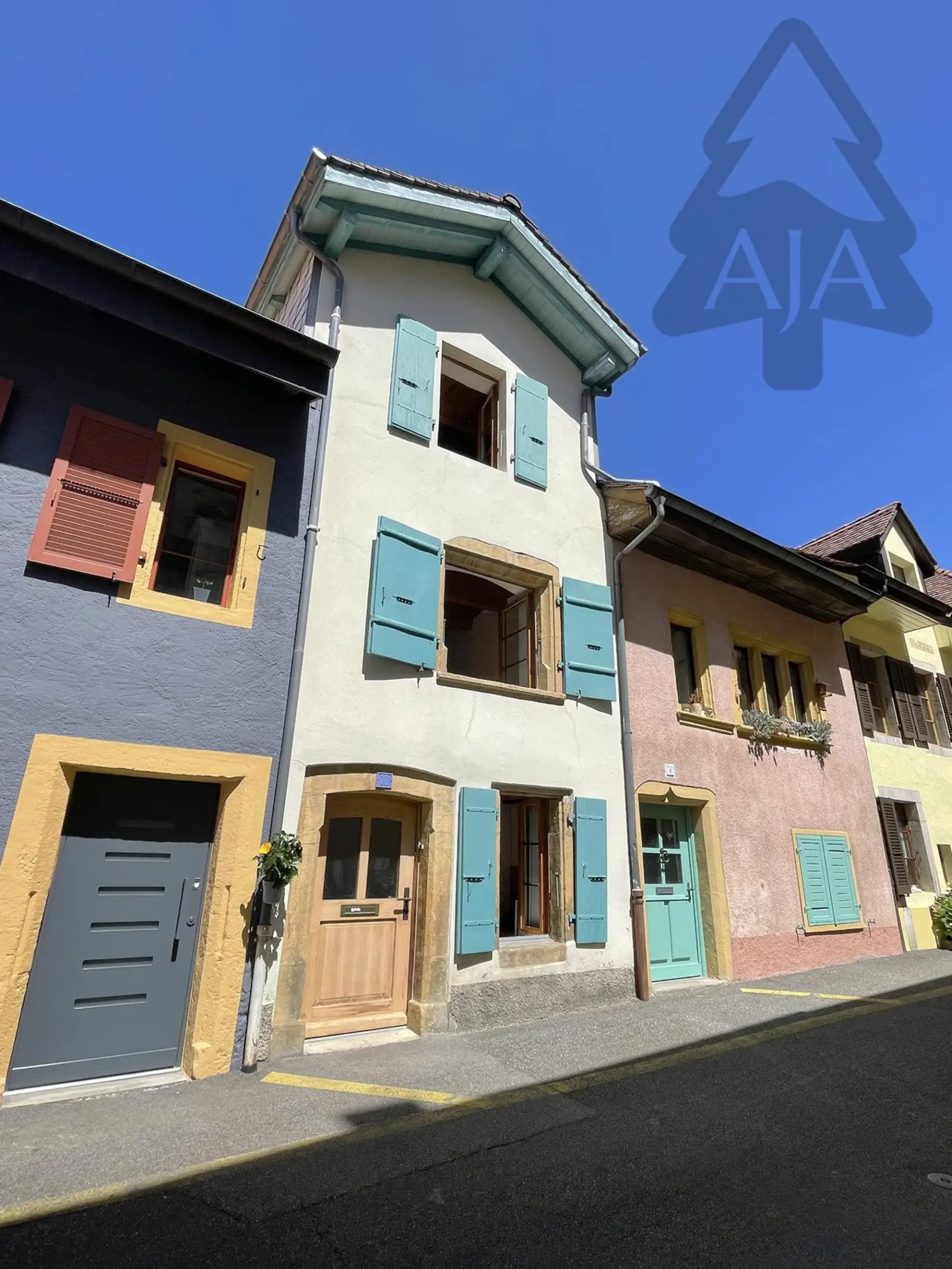 Cressier (nel centro storico del villaggio), affascinante casa a schiera con 3 locali