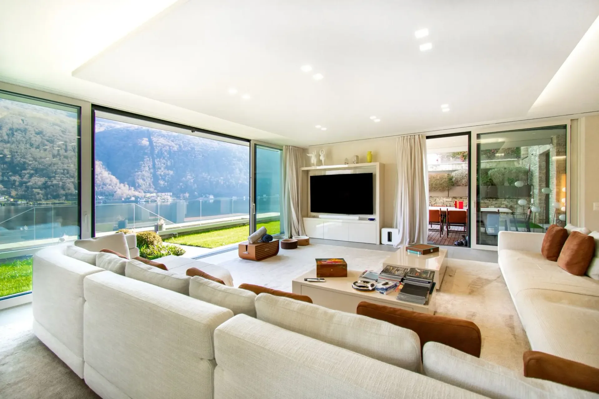 ESCLUSIVO APPARTAMENTO DI LUSSO CON JACUZZI E MERAVIGLIOSA VISTA LAGO