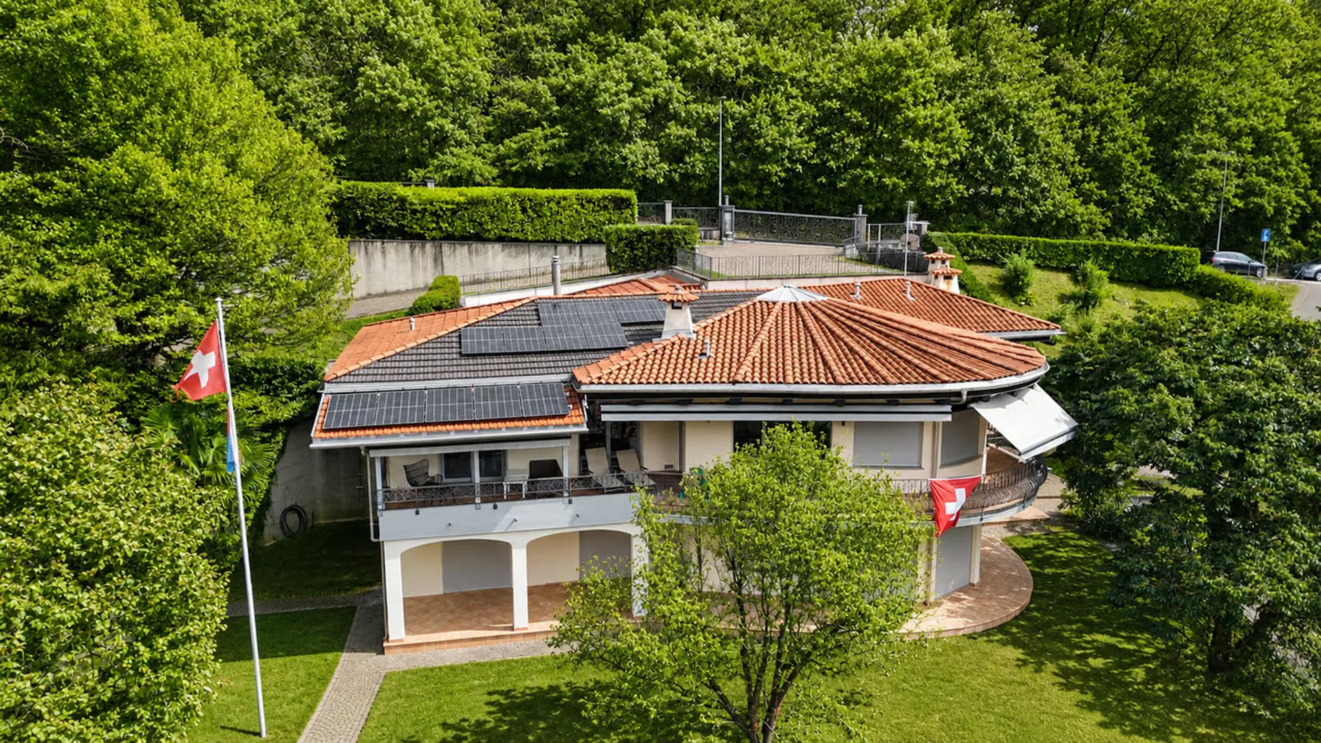 Elegante Villa con Piscina Coperta e Ampio Terreno a Vezia