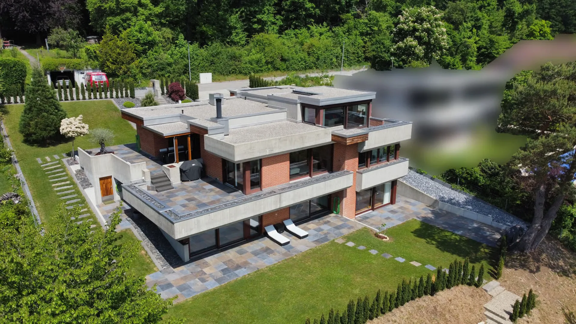 Maison de famille élégante de 5,5 pièces avec garage double et piscine intérieure
