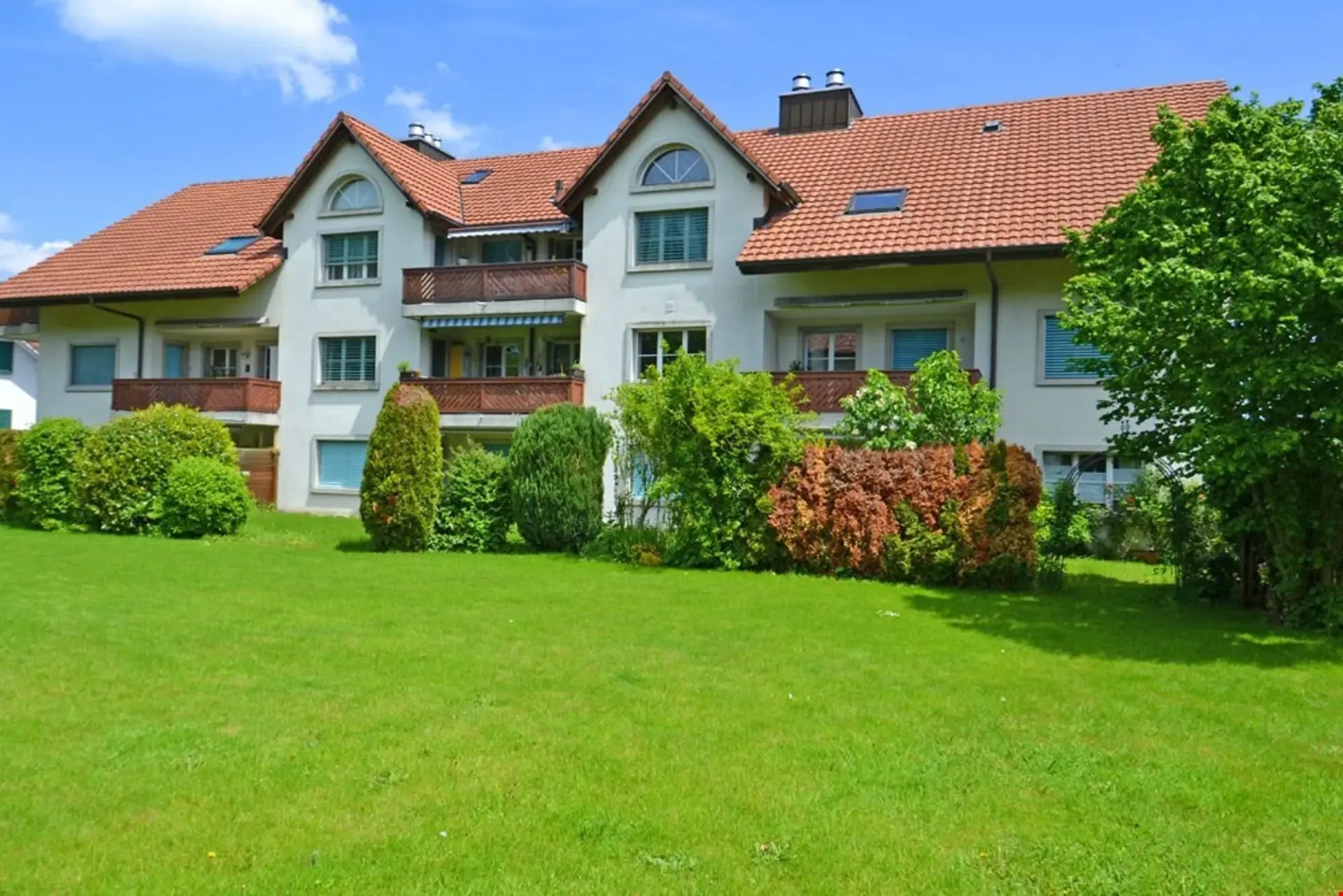 Bright 4.5-room apartment with balcony and fireplace in Boswil