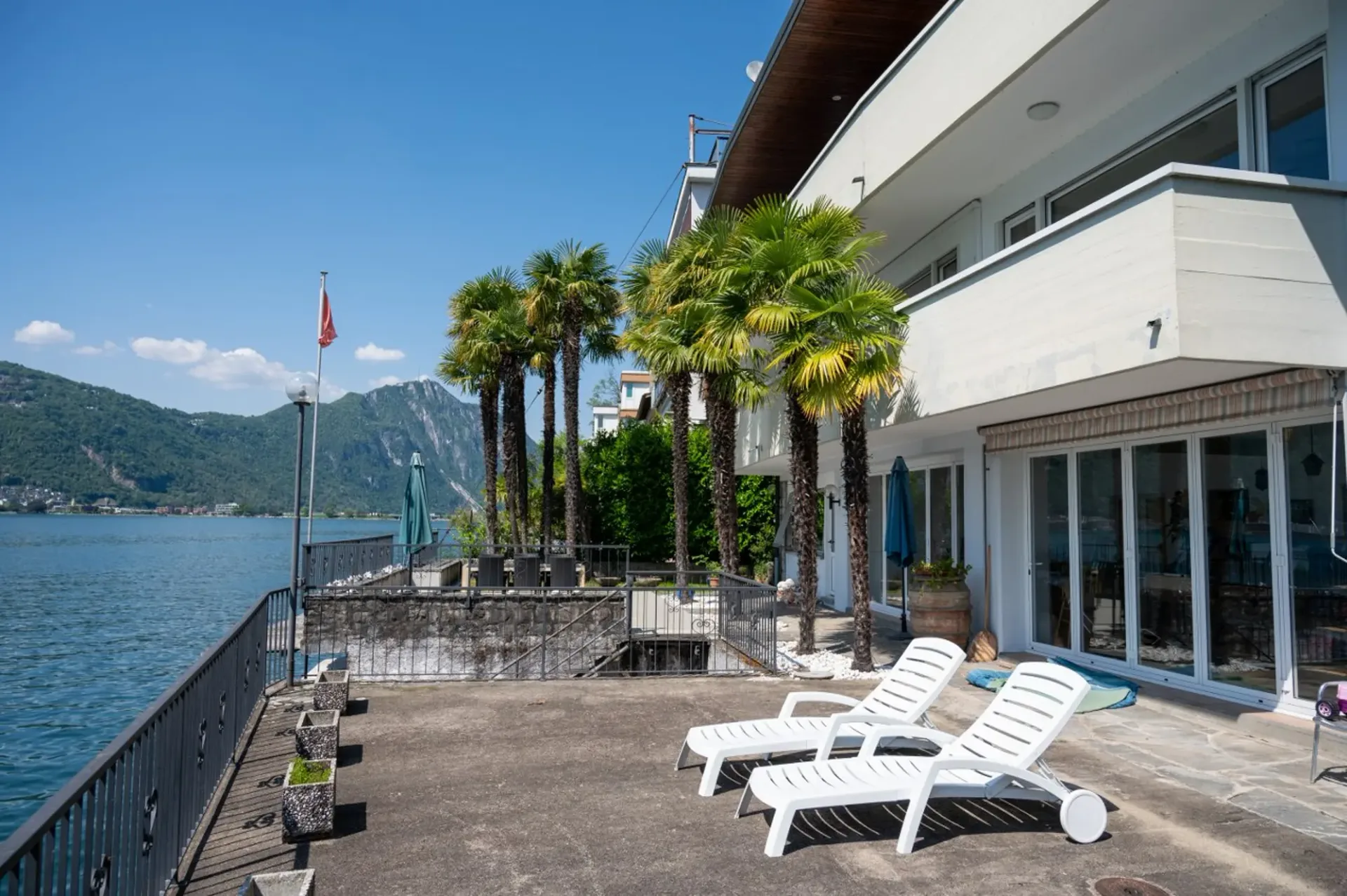 Prästigöse Villa am Ufer des Sees mit privatem Darsena