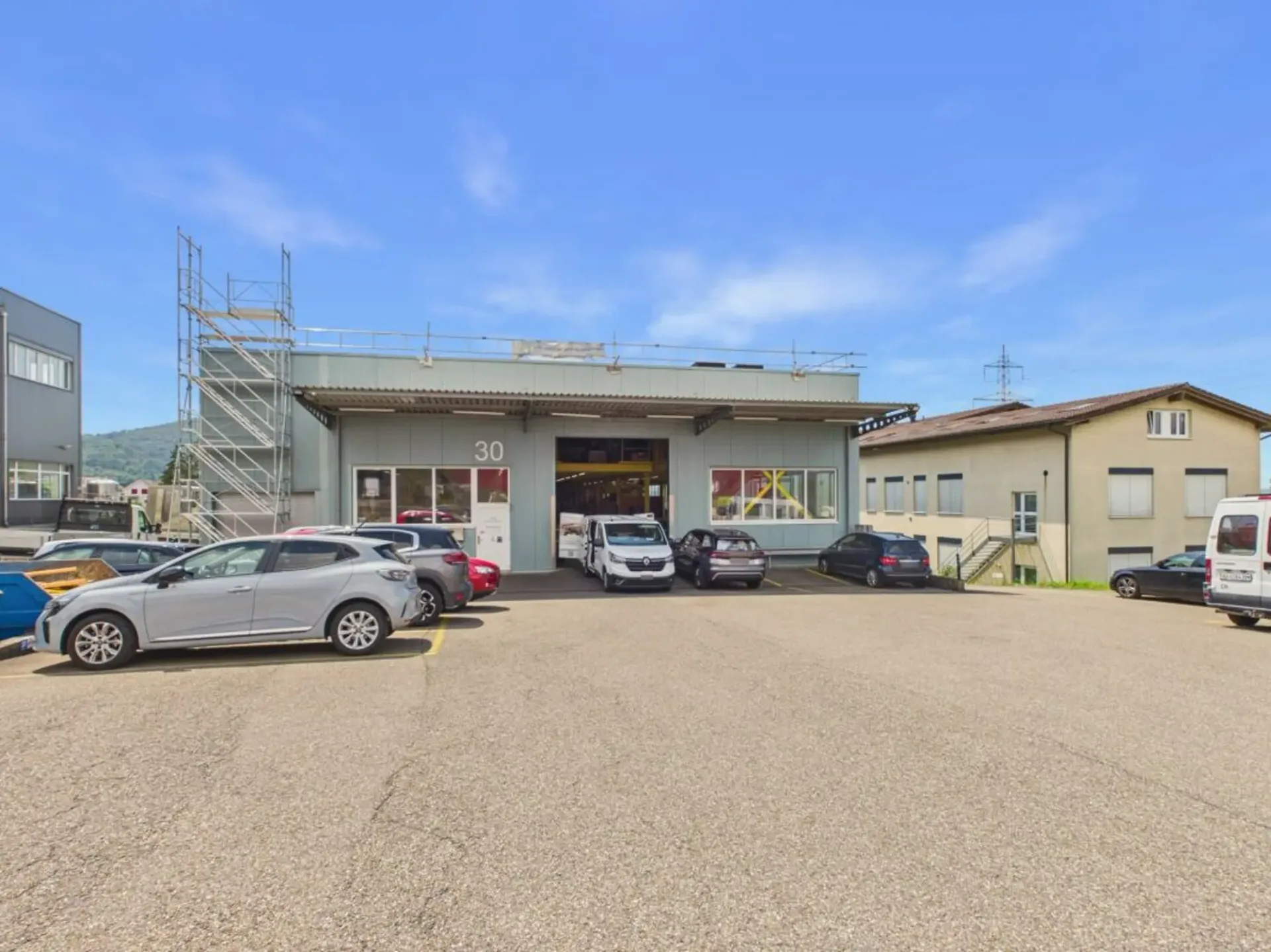 Attraktive Gewerbefläche mit Nasszone und Parkplatz / Strom & Wasser inklusive