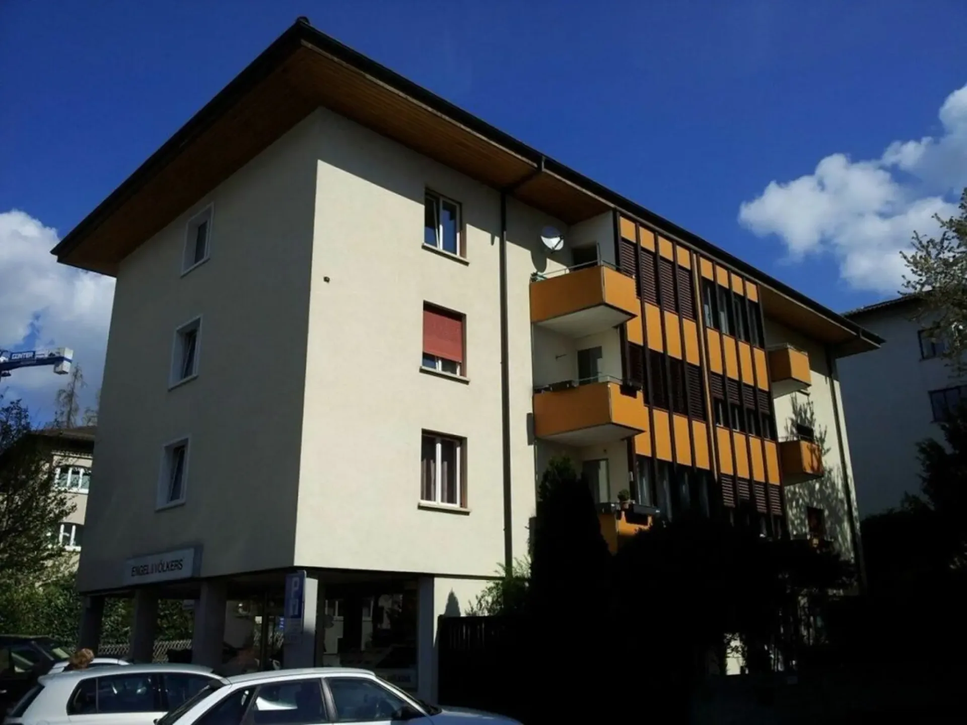 Befristete 4-Zimmer-Wohnung (zuoberst mit Lift) mit Balkon in Küsnacht