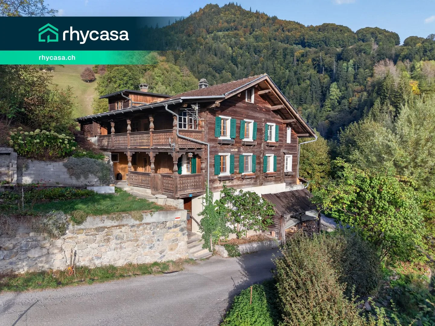 Charmante maison individuelle en construction à colombages avec jardin d'hiver dans le Prättigau