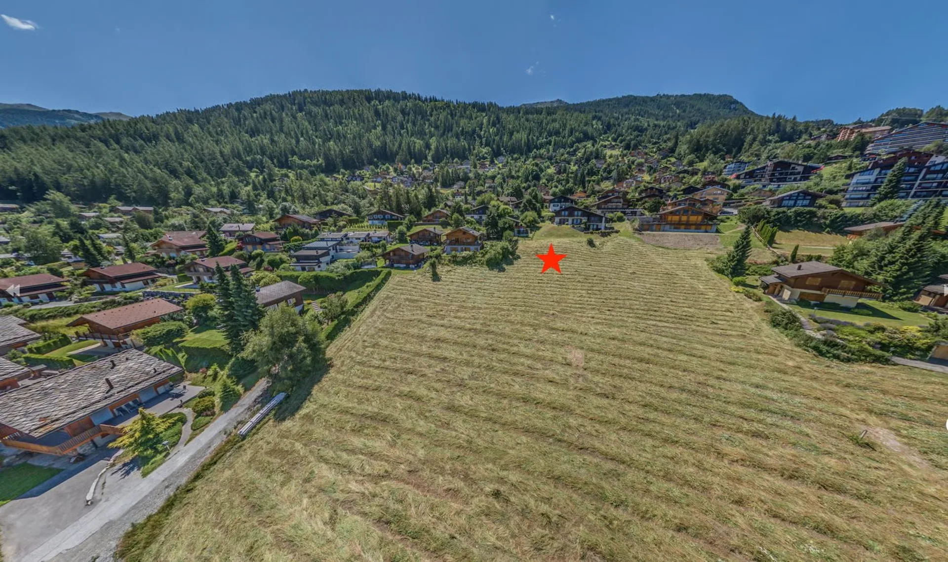 Großes erschlossenes Grundstück in einem Wohnviertel sehr nahe dem Zentrum der Station