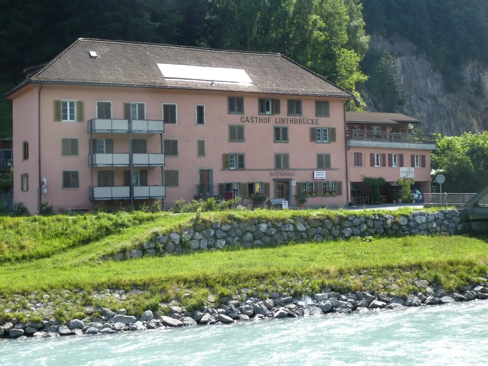Gemütliche 1.5-Zimmer-Wohnung im historischen Gasthof Linthbrücke in Mollis