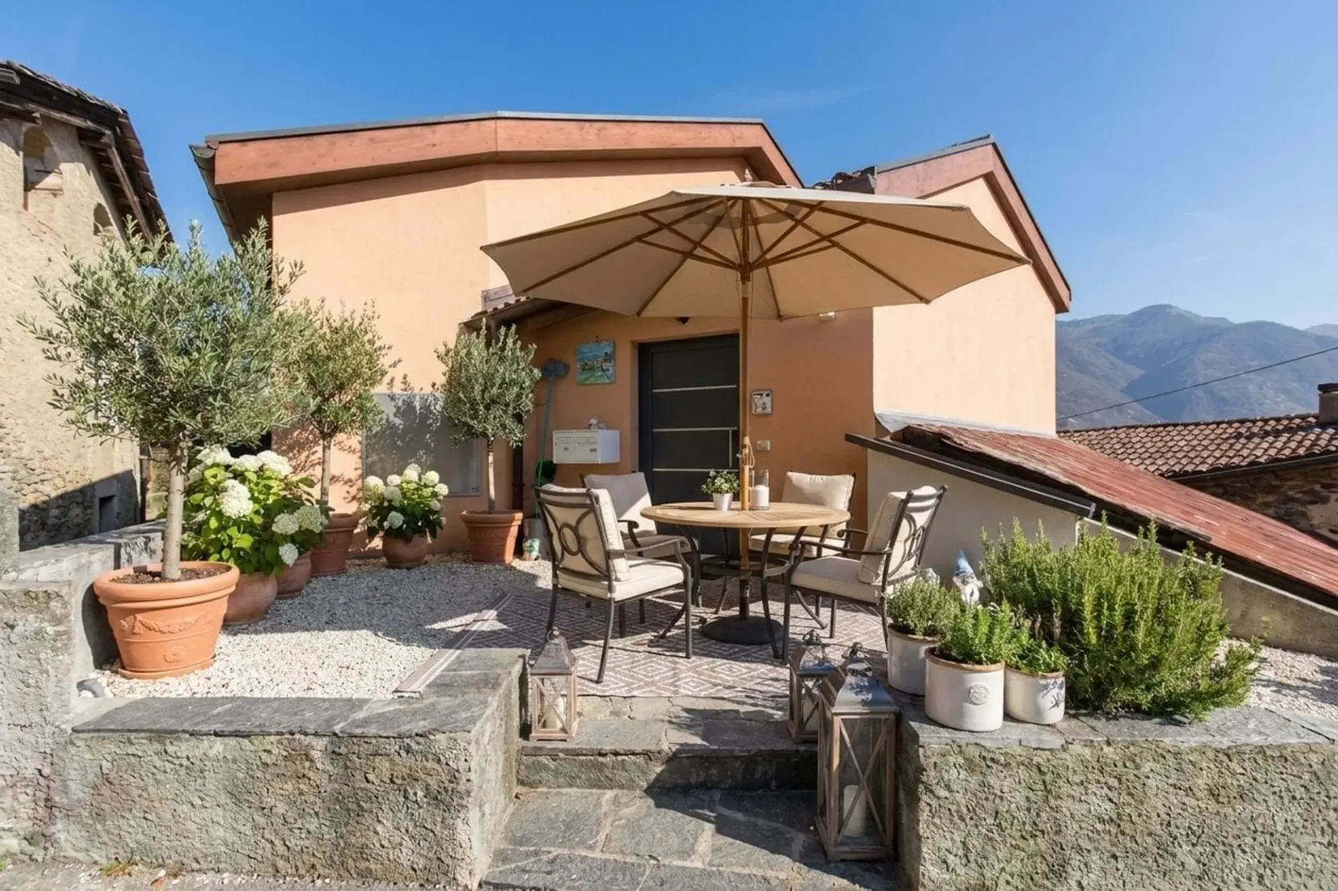 Single-family house with 5 rooms and sunny terrace in Sigirino
