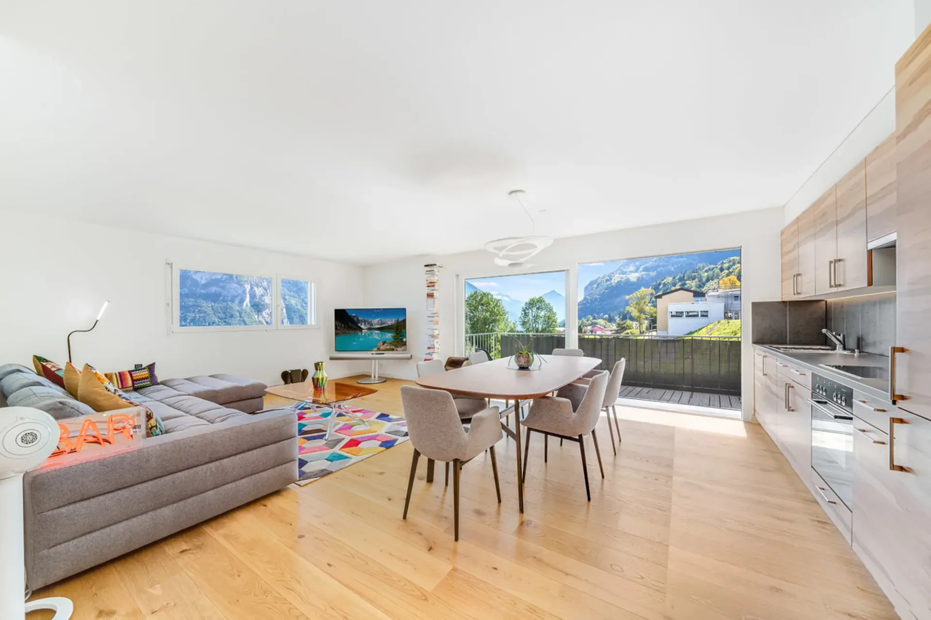 BALKON ~20M2 - KEIN GEGENÜBER - INNENPARKPLATZ - EICHENPARKETT