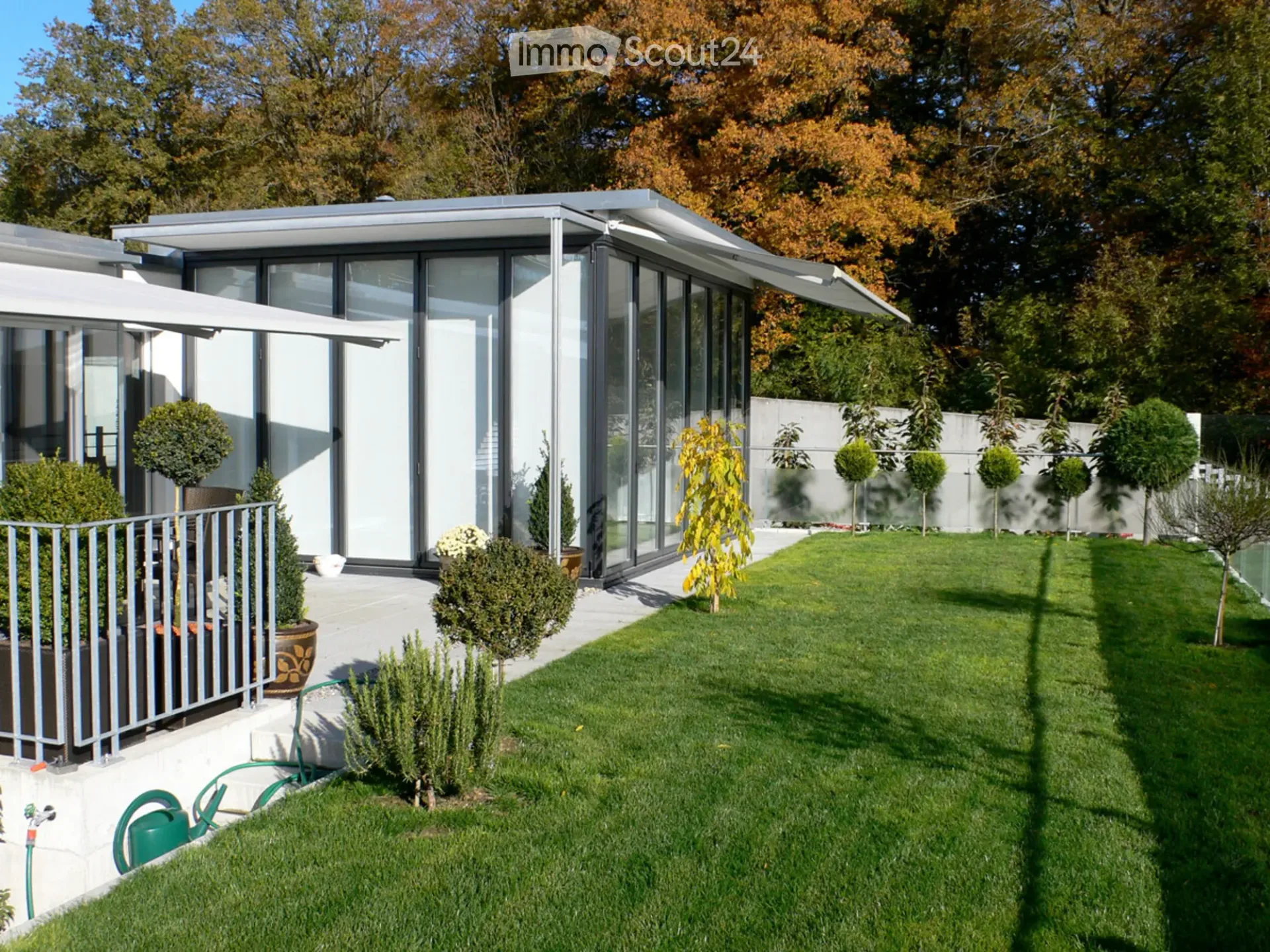 Exklusives Wohnen im Grünen  modernes Einfamilienhaus mit Wintergarte