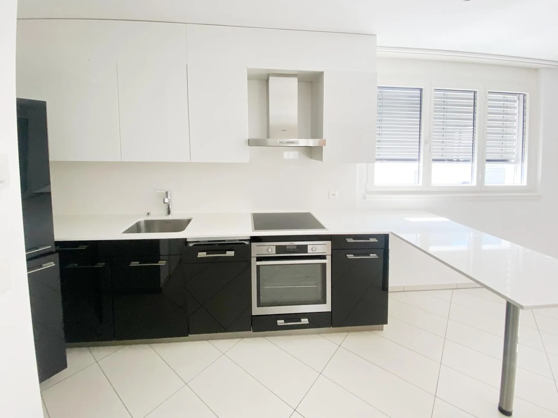Modernes 2.5-Zimmer-Apartment mit Terrasse und Parkplatz im Zentrum.