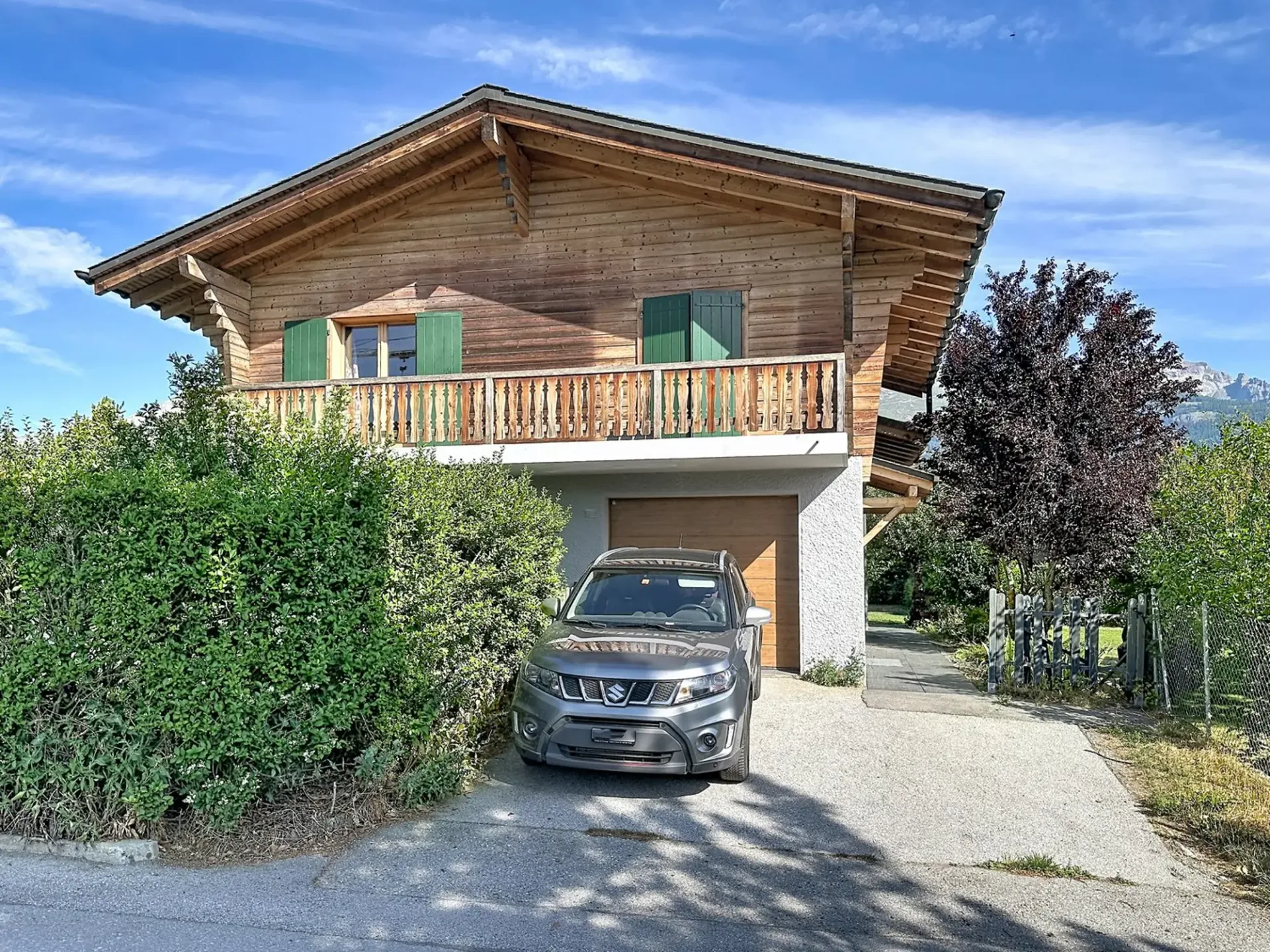 Charming individual chalet on a beautiful plot in Lens