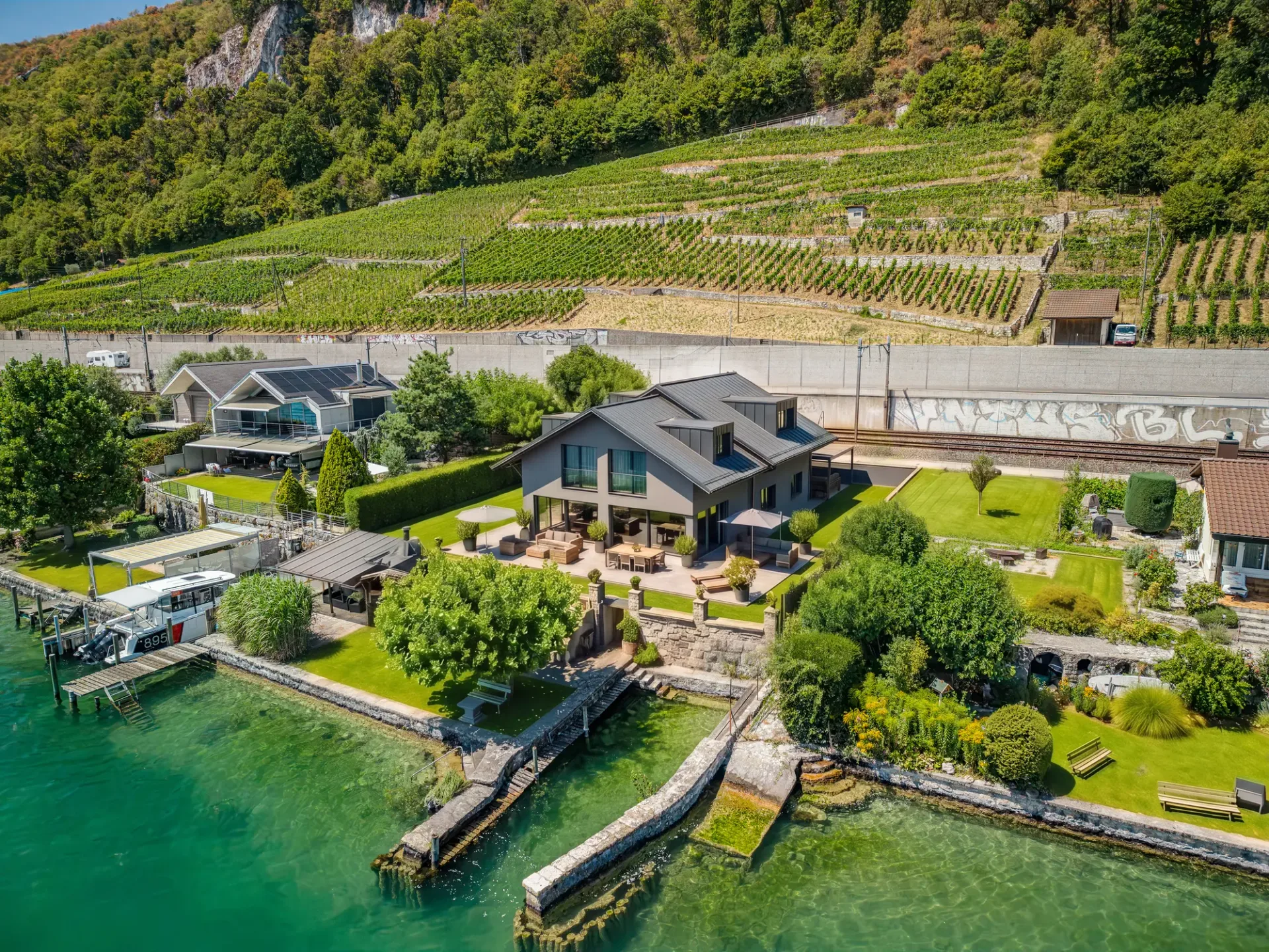 UNE OPPORTUNITÉ UNIQUE AU BORD DU LAC DE BIEL – TERRAIN À BÂTIR DE 929 M² AVEC ACCÈS AU LAC
