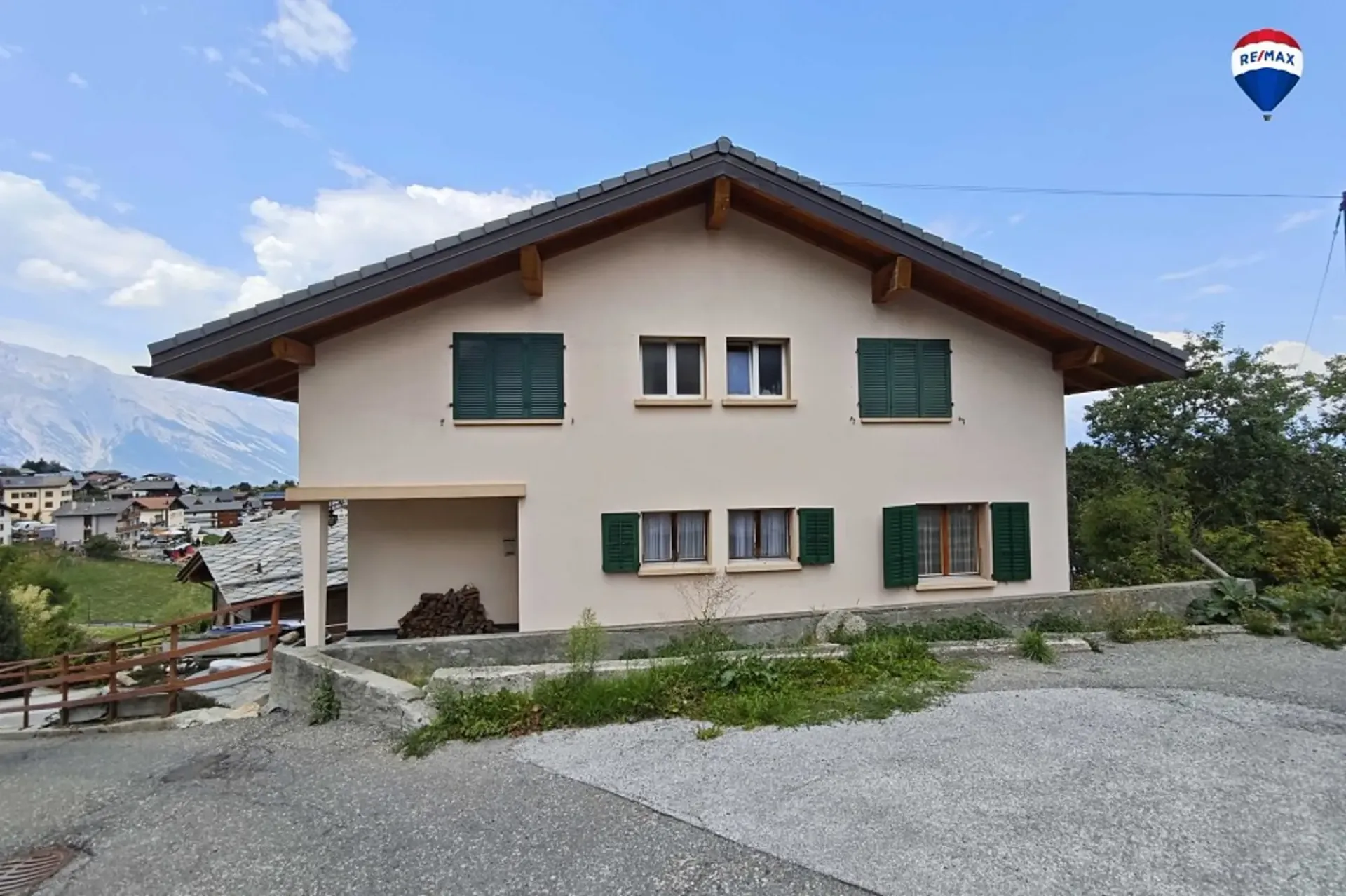 Vier-Zimmer-Wohnung mit Garage