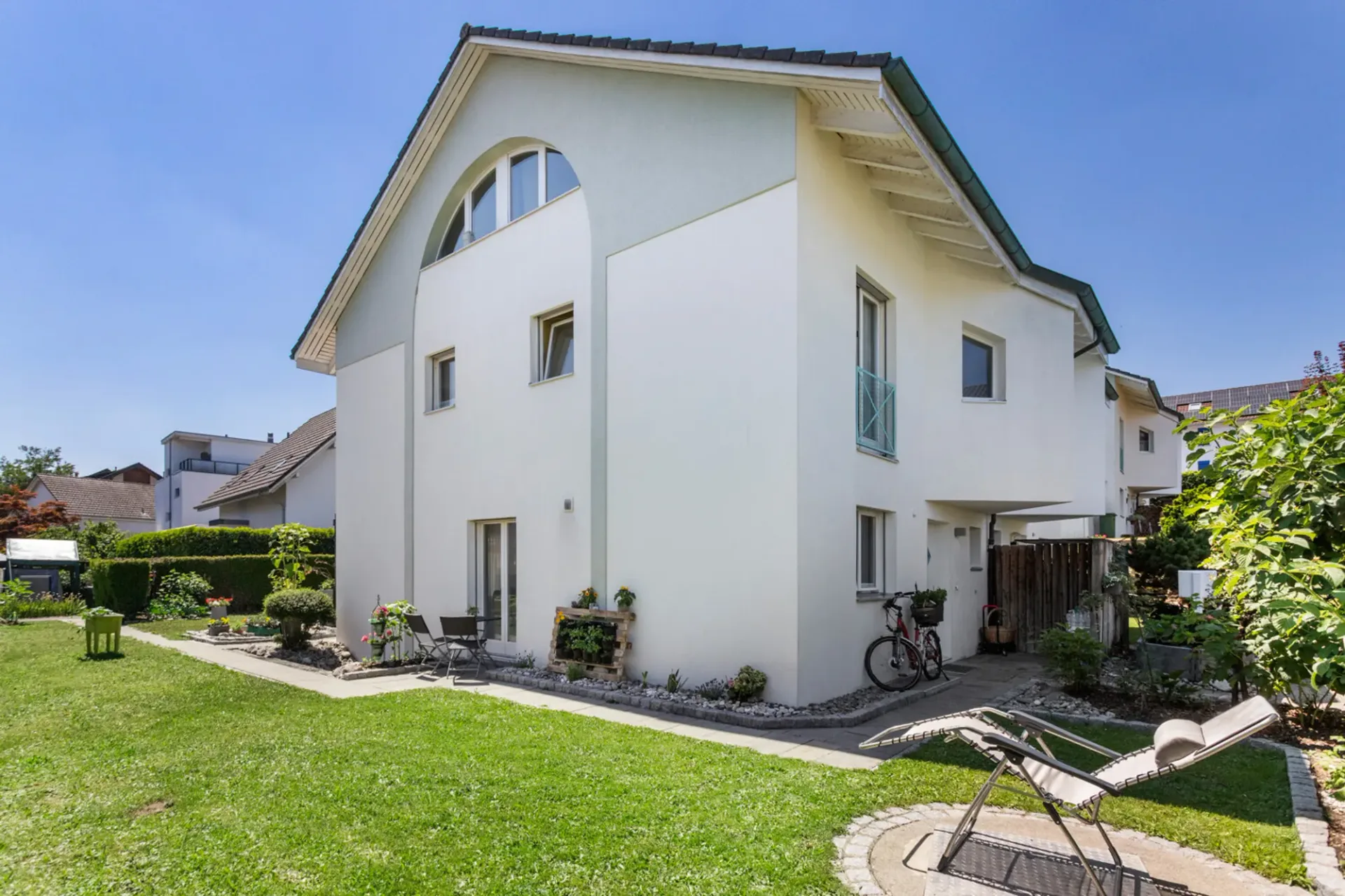 Gemütliches Doppel-Haus mit idyllischen Garten zum Einziehen und Wohlf