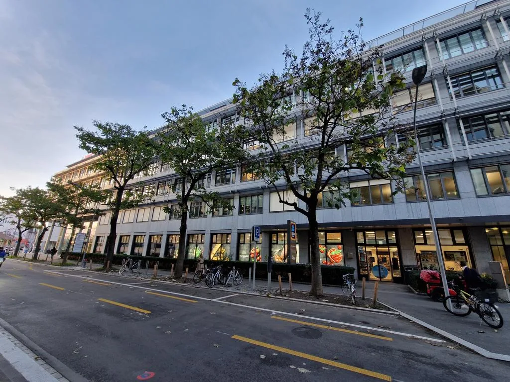 Spacious storage space in central location