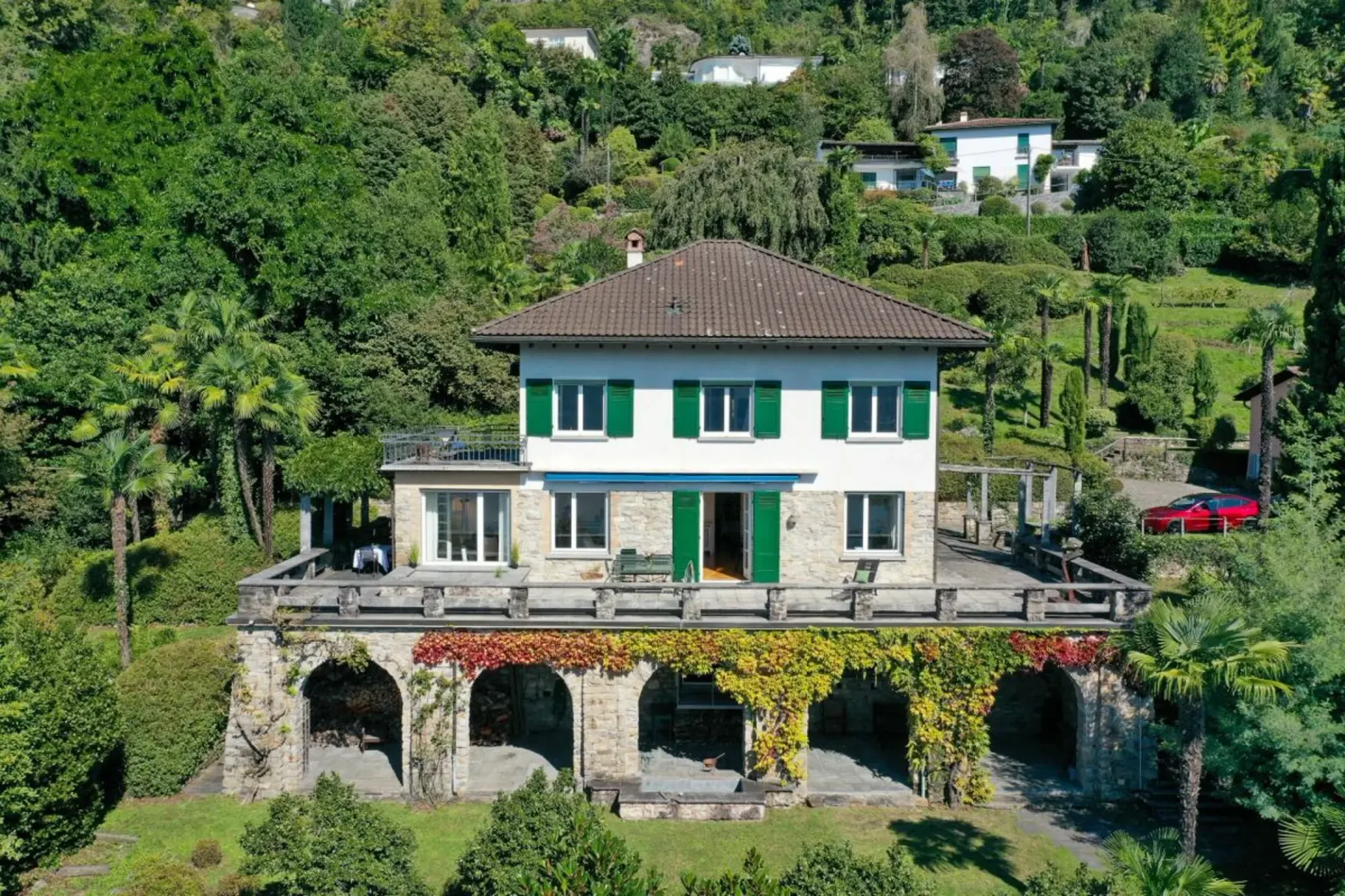 Herrschaftliche Villa mit grossem Grundstück und 180° Seesicht