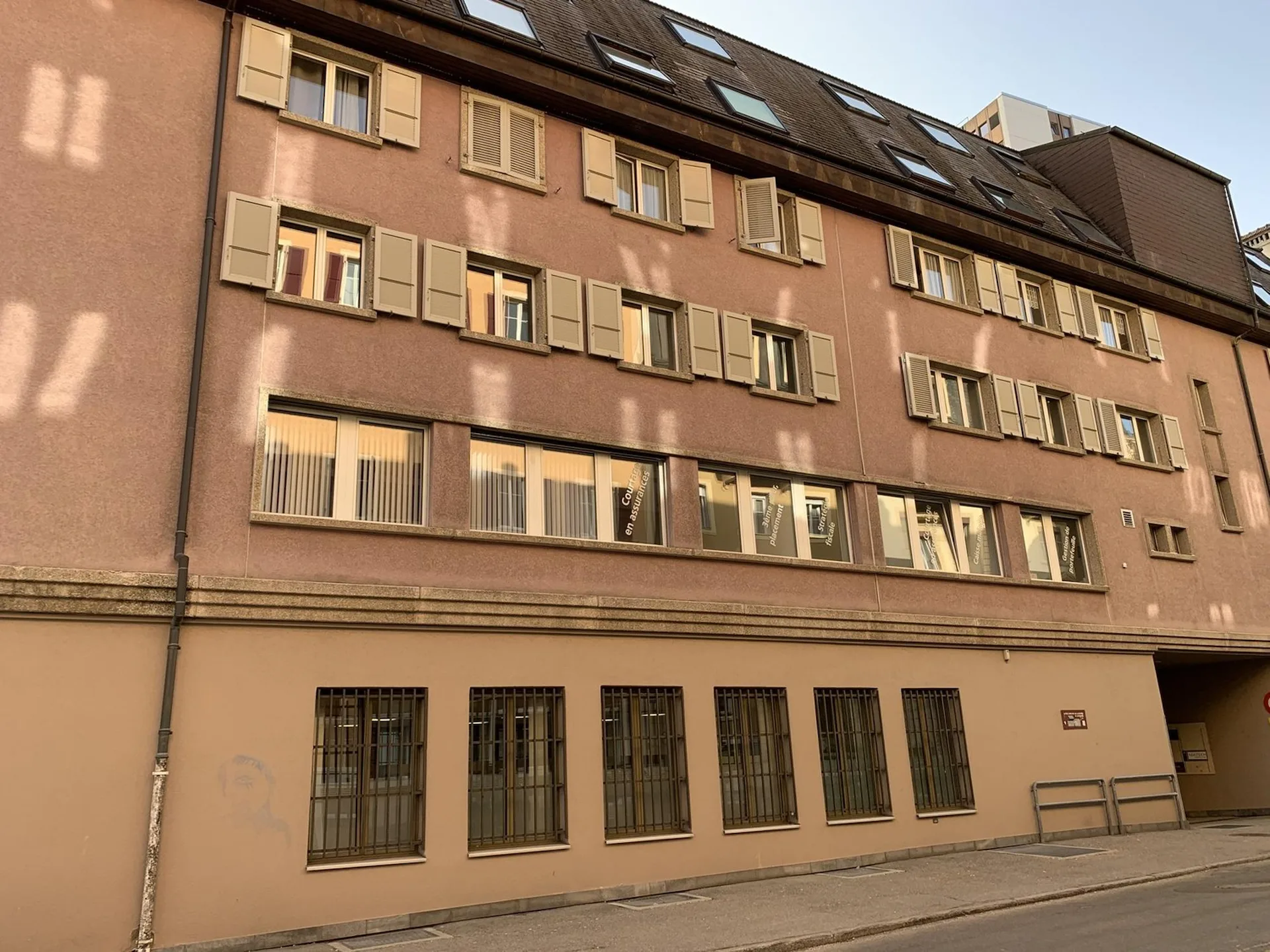 Die Chaux-de-Fonds 2 lokale Lager im Untergeschoss zur Miete