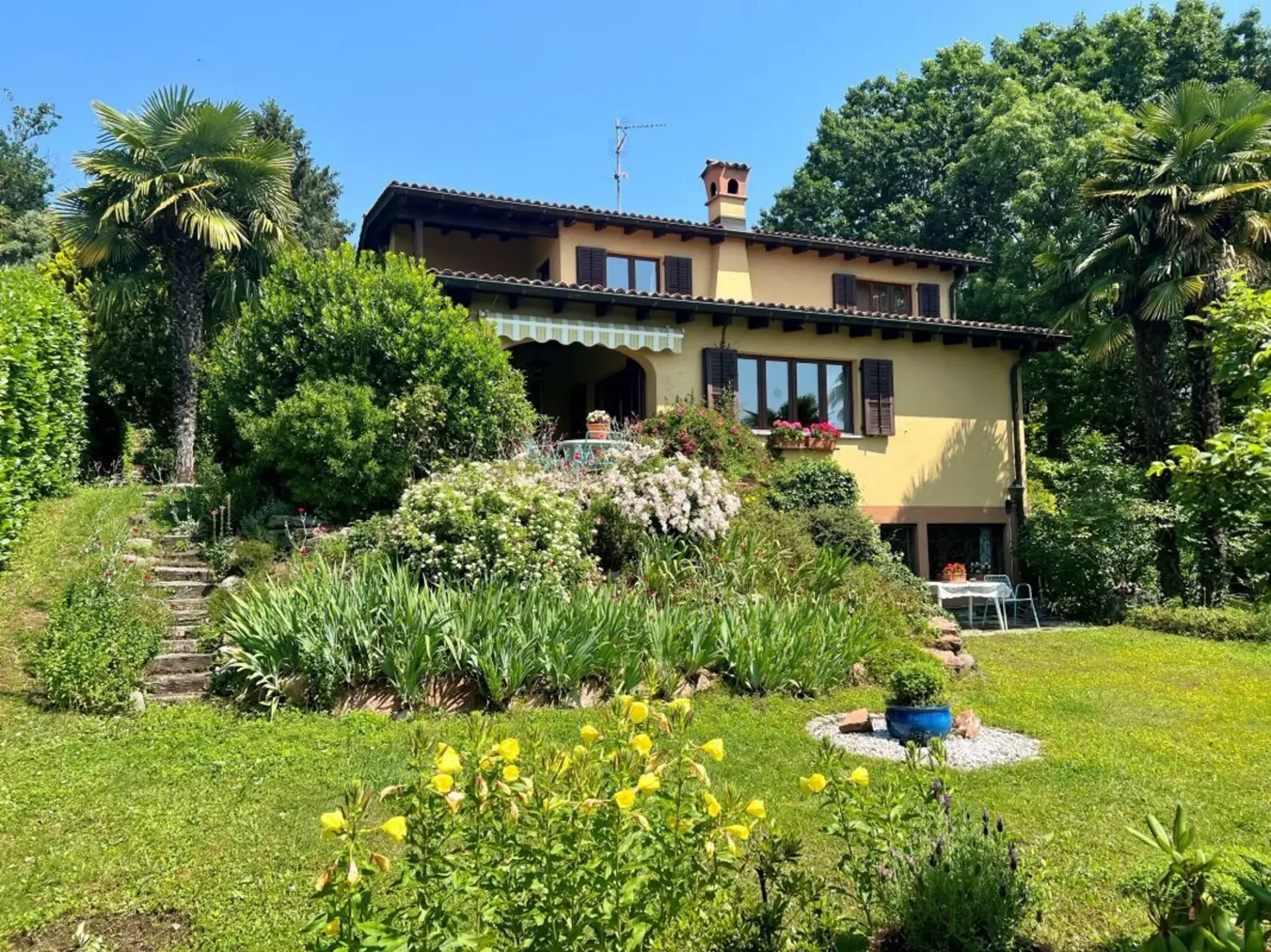 Prächtiges und charakteristisches Haus im Grünen