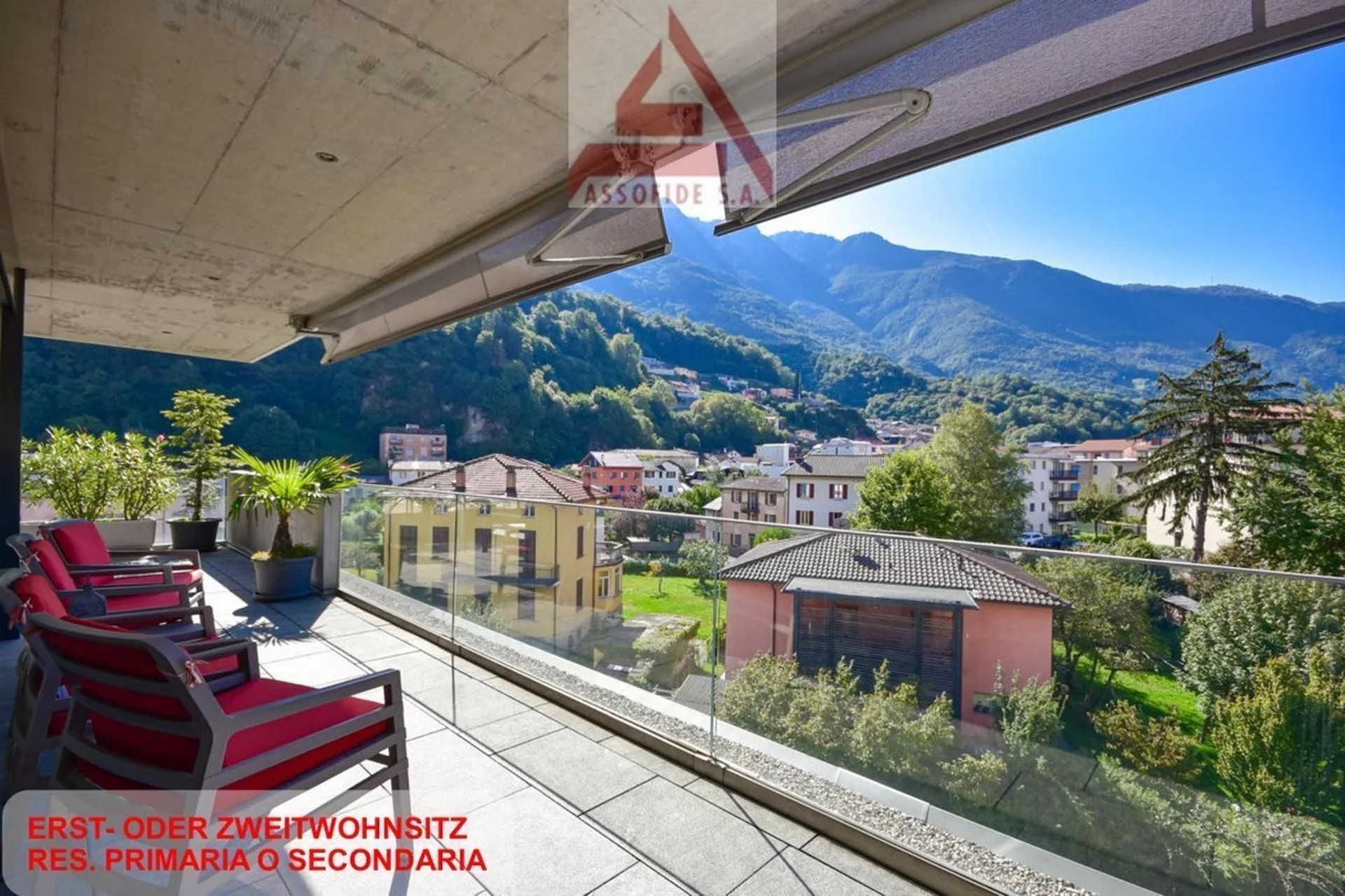Spazioso attico con vista e finiture di qualità / Grosse hochwertige Attika mit Aussicht