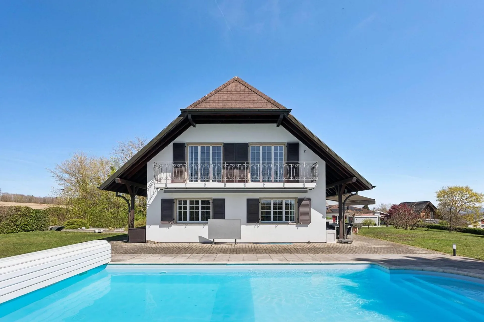 Confort et sérénité : maison familiale rénovée avec piscine et extérie