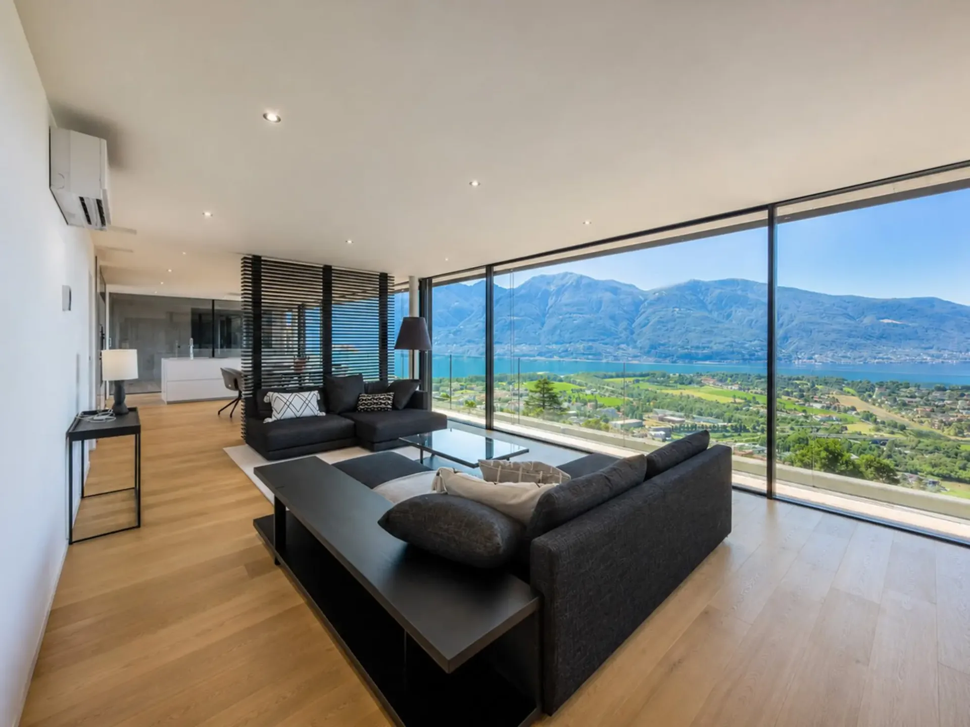 Modernes Dachgeschoß mit Seeblick in Locarno