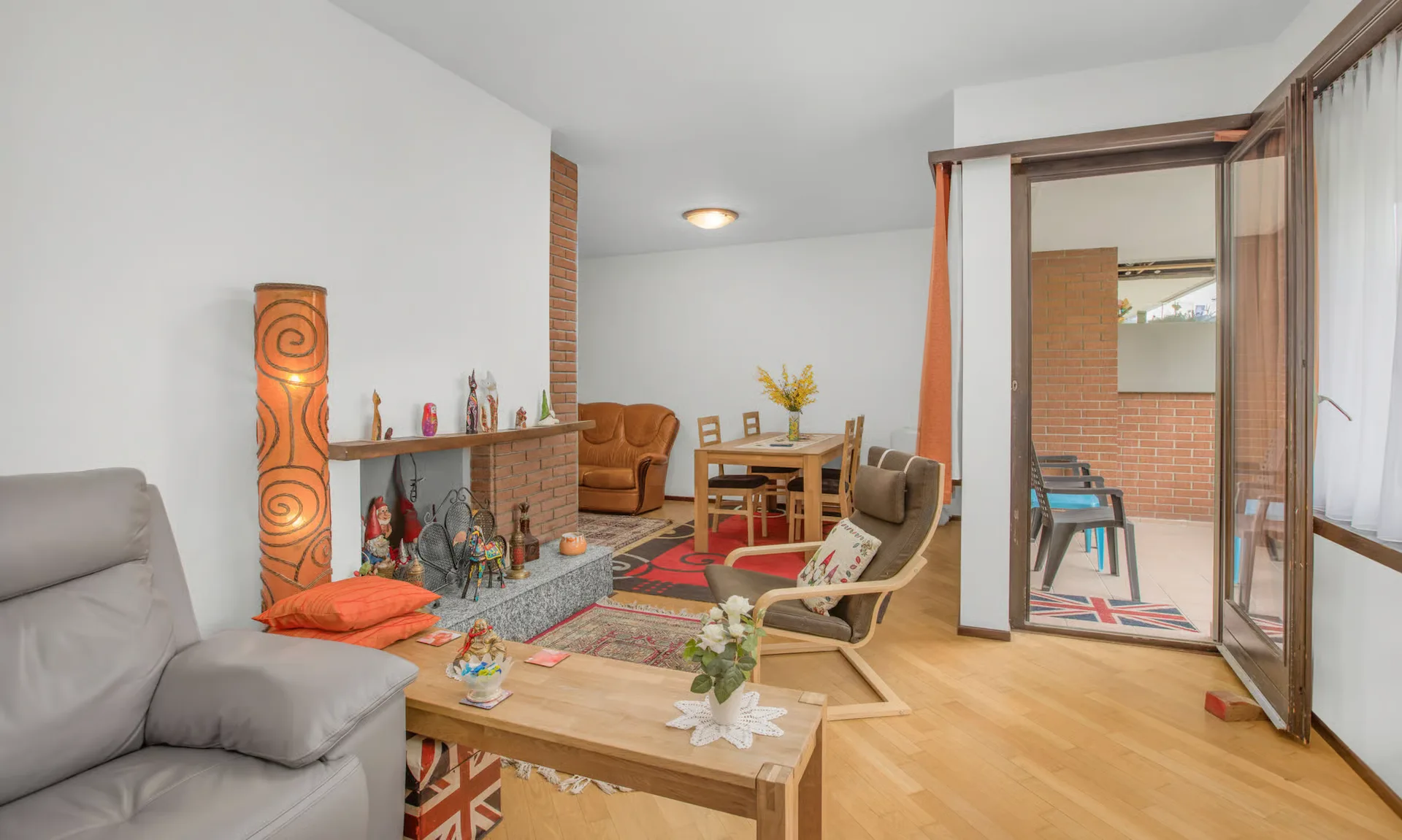 HELLES 3.5-ZIMMER-WOHNUNG MIT 2 BALKONEN UND GARAGE IN AGNO