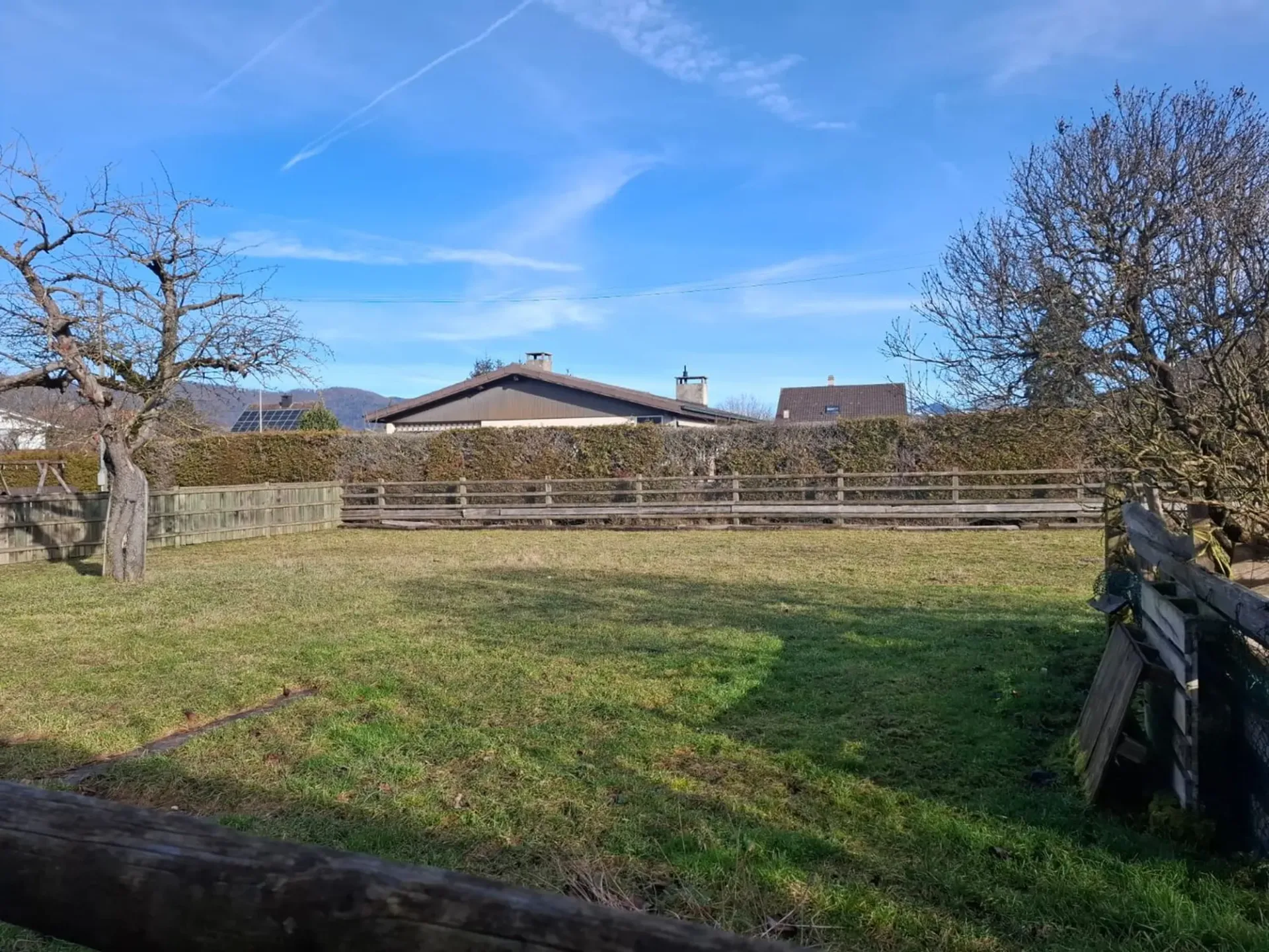 Grand terrain à bâtir avec ancienne grange, libre de suite