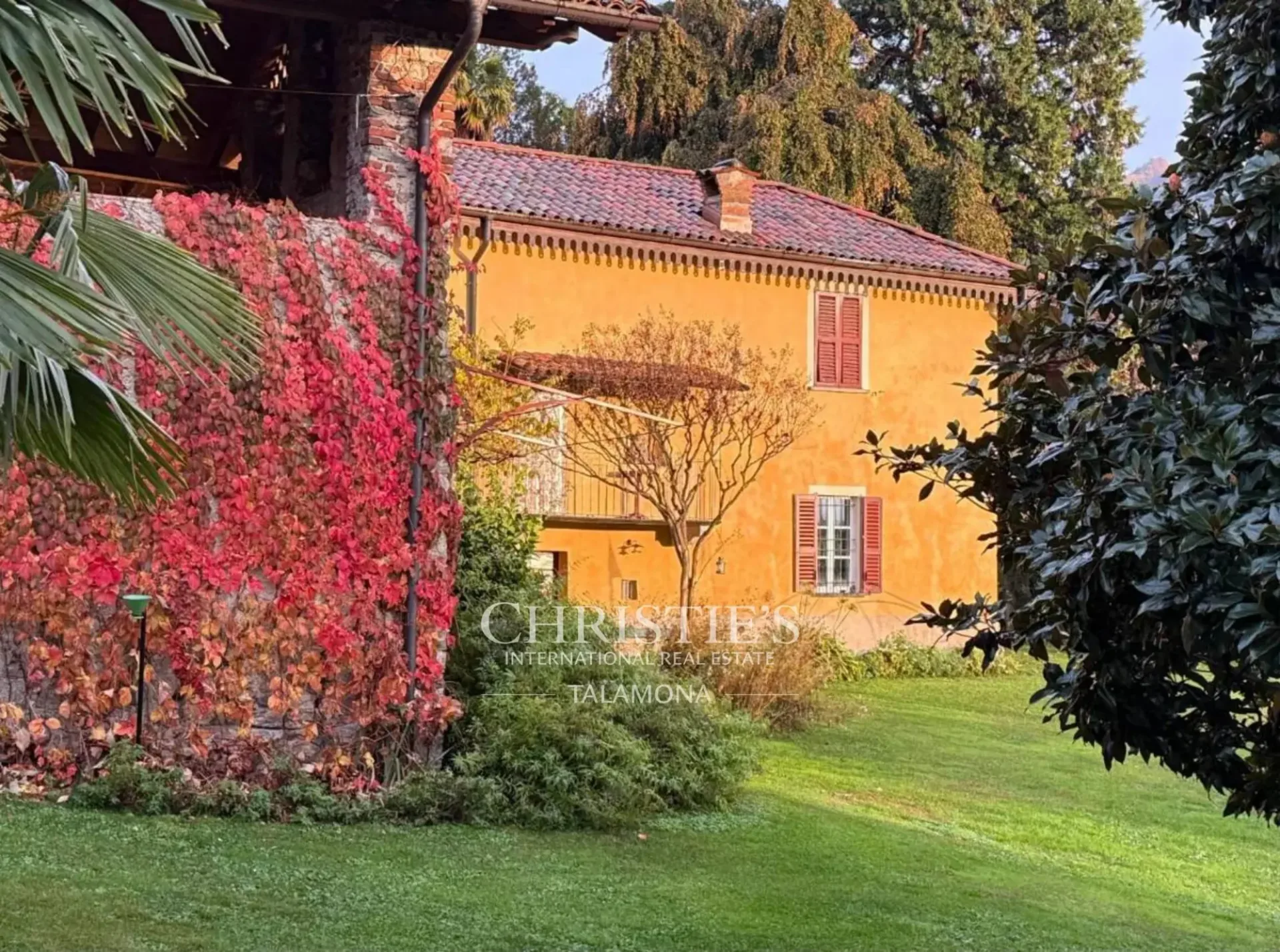 Casa Vallate, tenuta con vigneto e parco sul Lago Maggiore, Castelveccana