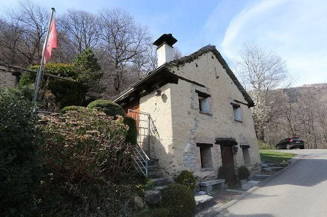 3 1/2-Zimmer-Rustico mit Garten und Stall zum Ausbauen mit 15000 m2...