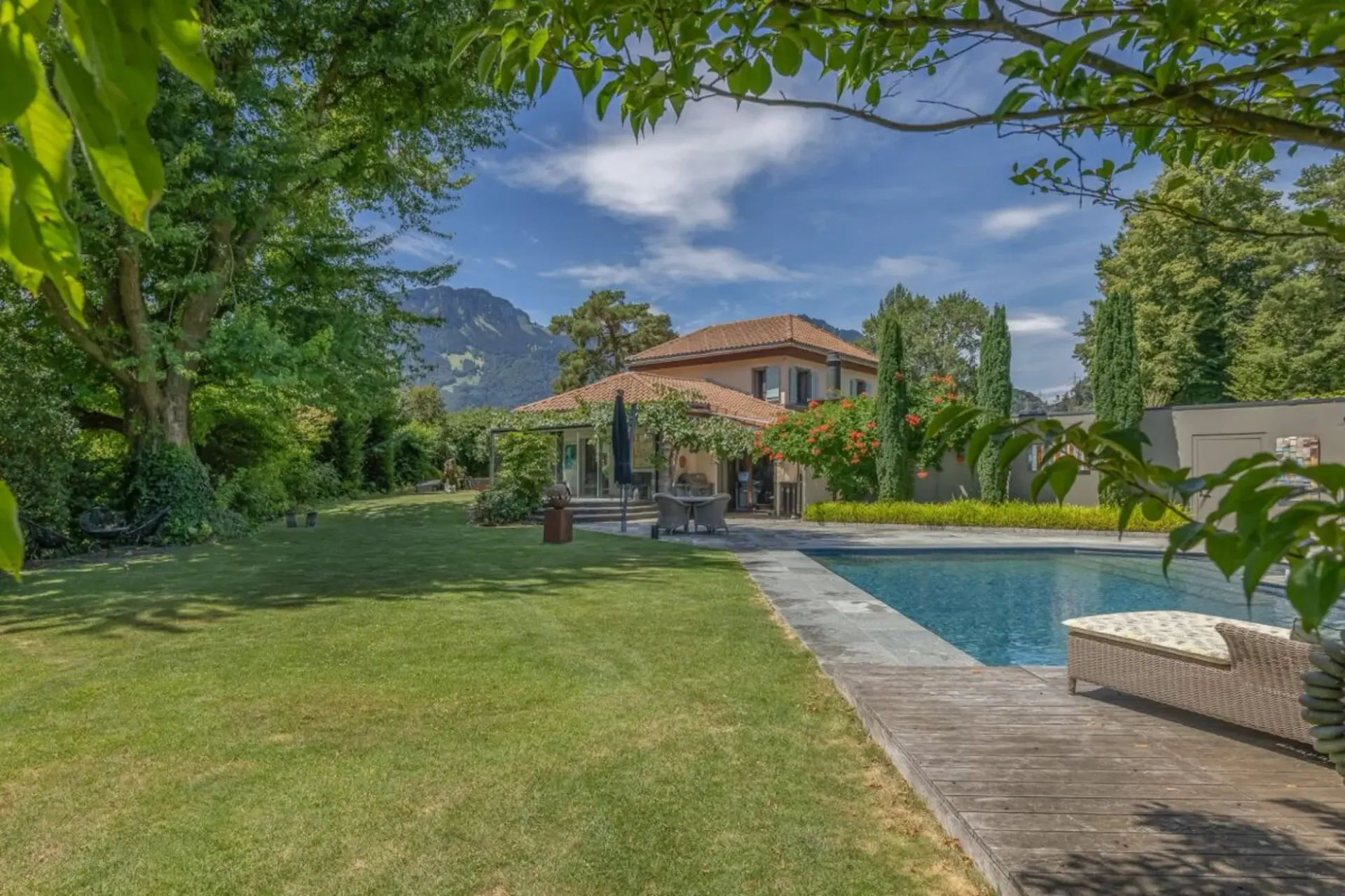 Exklusive Residenz mit Pool und privater Gartenidylle