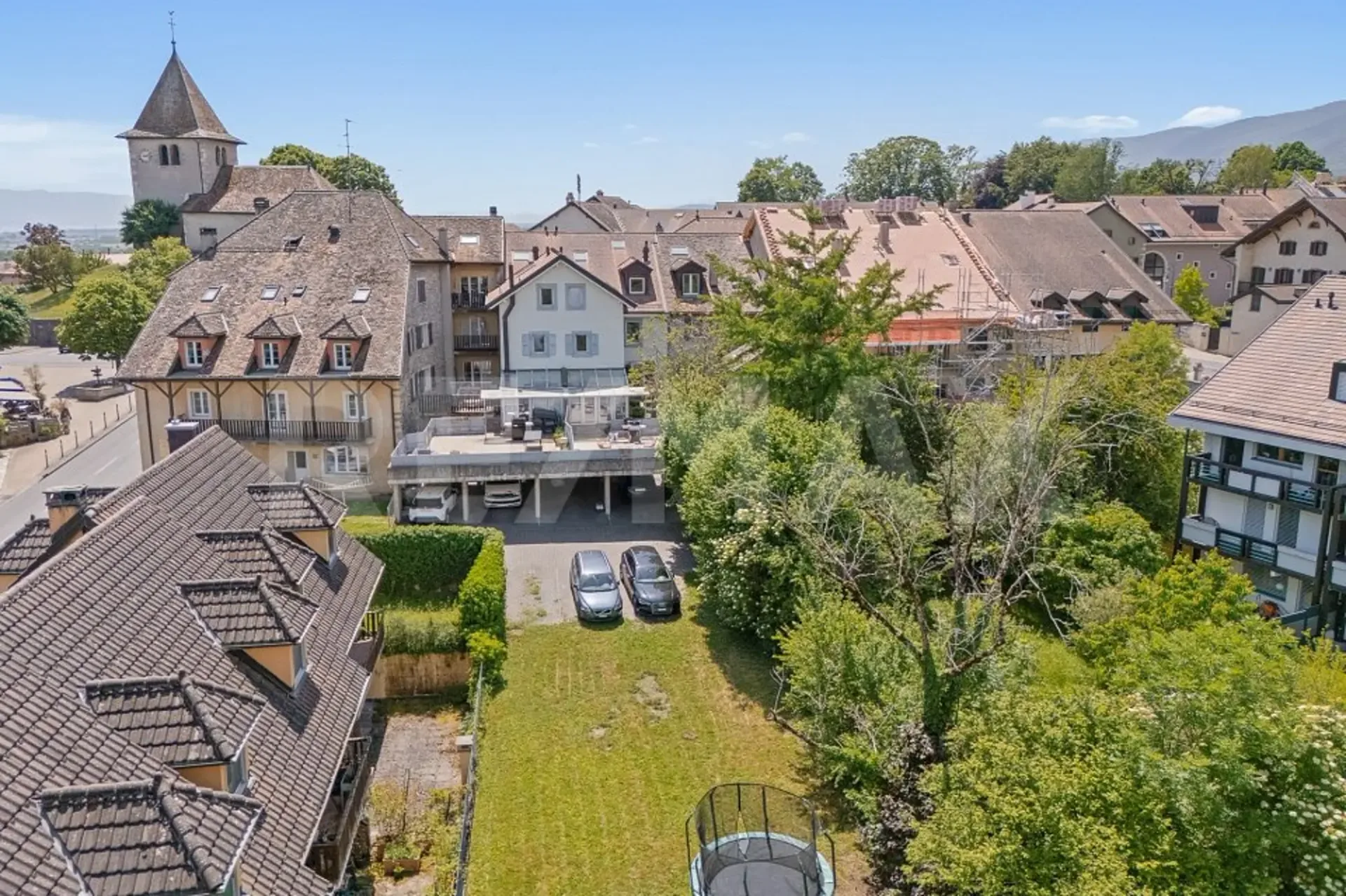 In the village center: 207 m² living space, 5.5 rooms