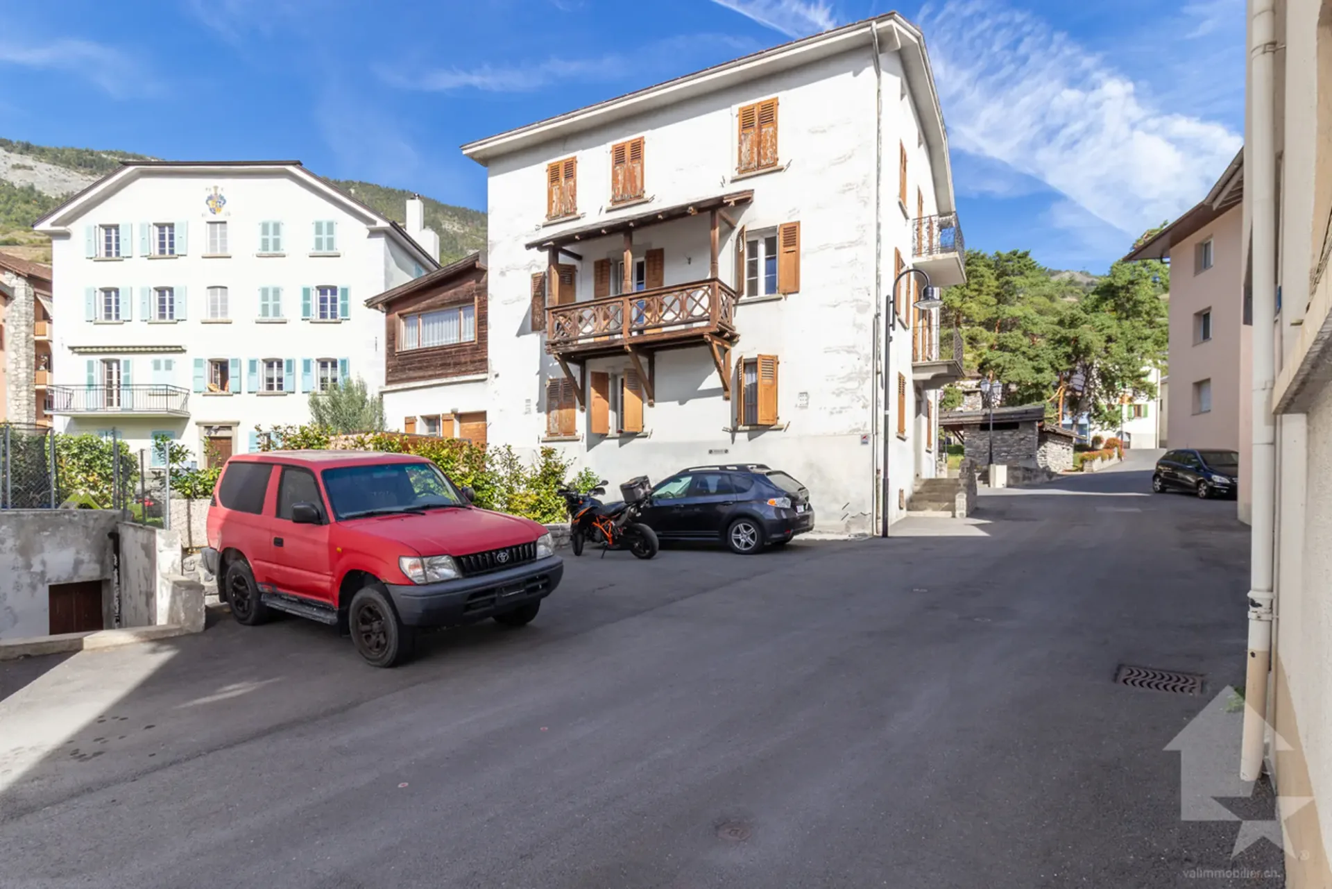 Character residence with 3 apartments and ideal location