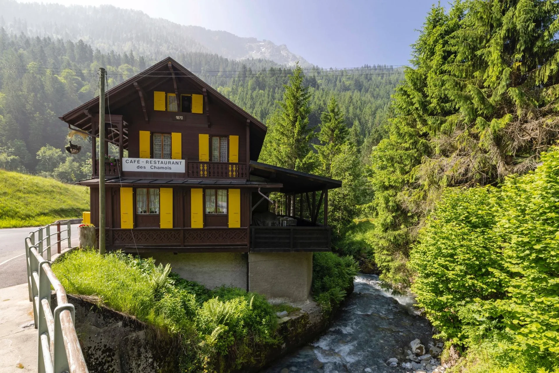 Individual chalet with 6.5 rooms in the hamlet of Plans-sur-Bex