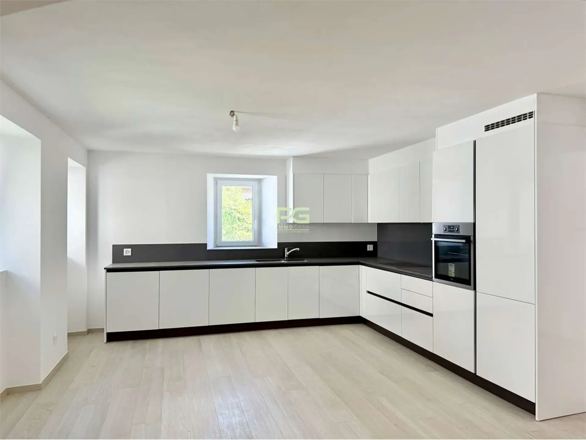 Haus mit Garten und Garage renoviert