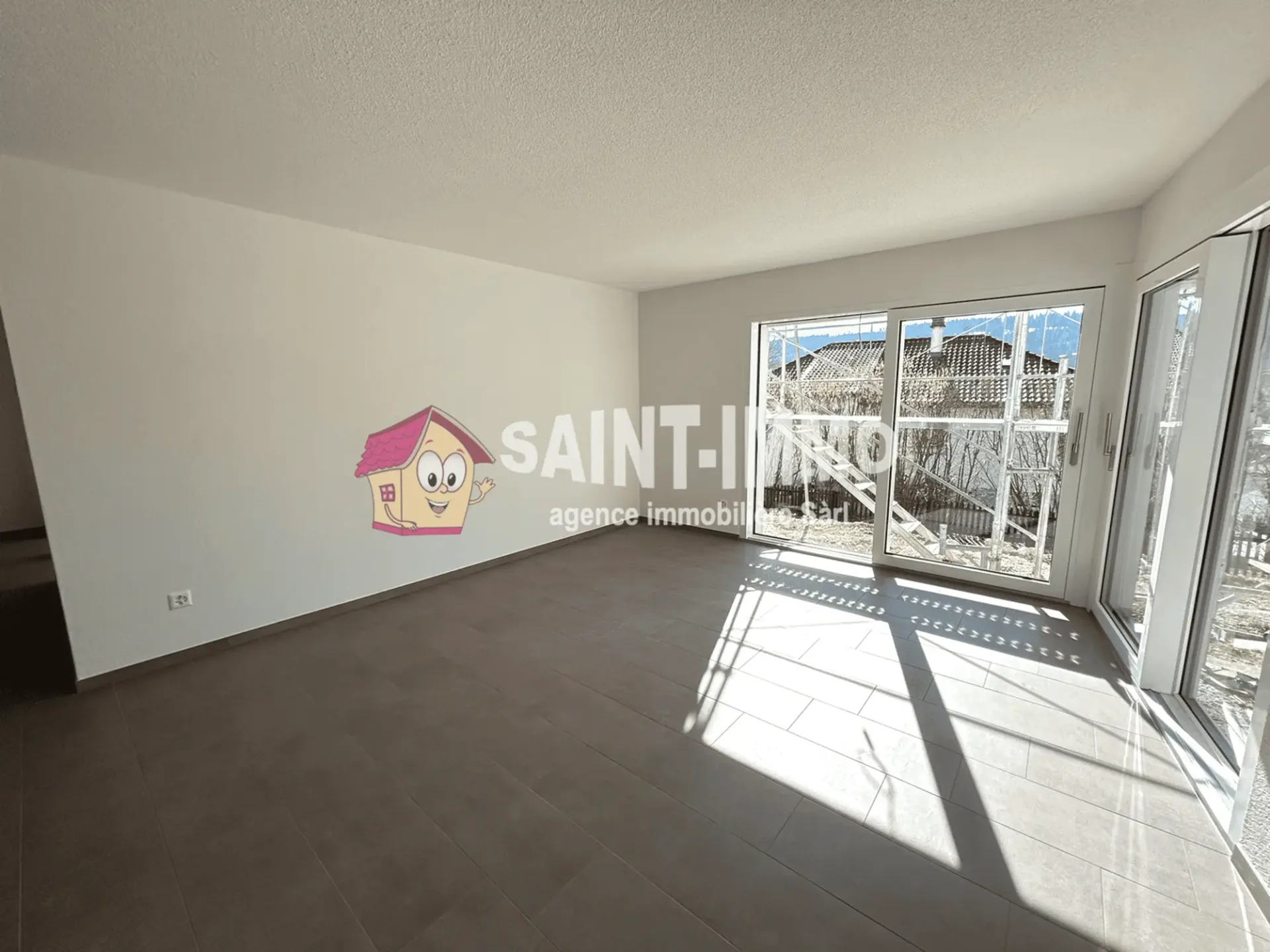 Neue 4.5-Zimmer-Wohnung (104 m2) mit Terrasse / Garten und überdachtem Autoabstellplatz