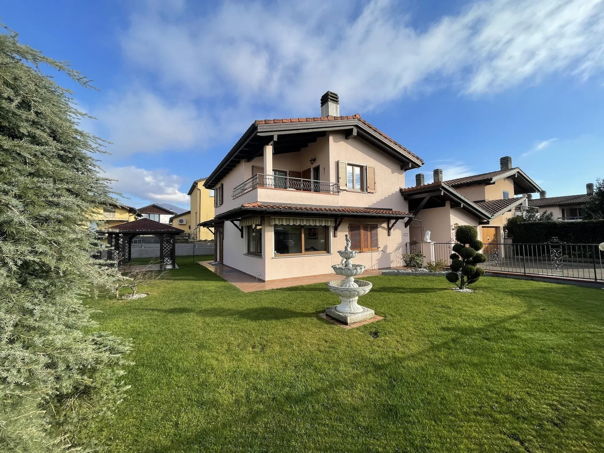 Wunderschönes Einfamilienhaus 4.5 mit gepflegtem Garten