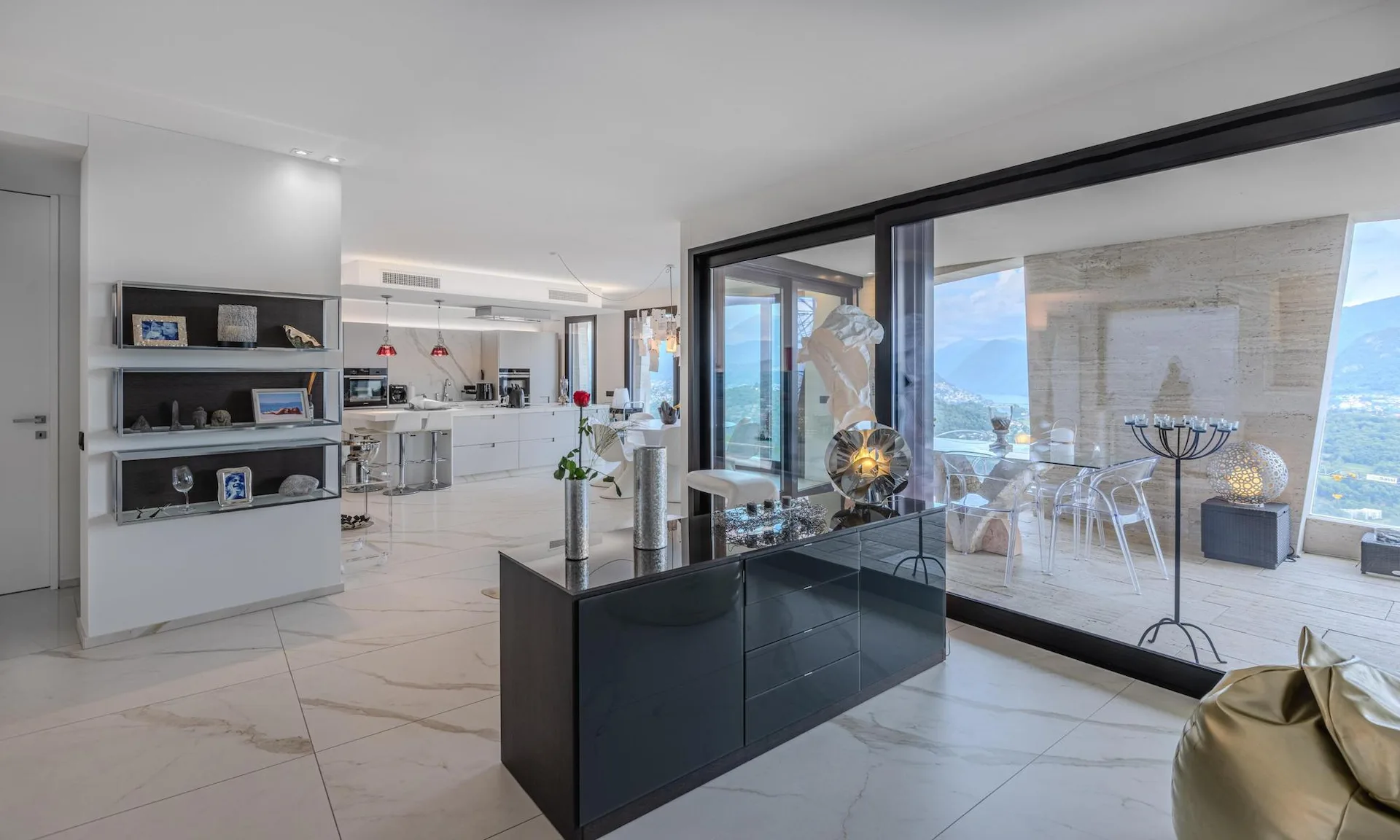 SPETTACULÄRES UND MODERNES PENTHOUSE 4.5 MIT SEEVIEW IN VERNATE