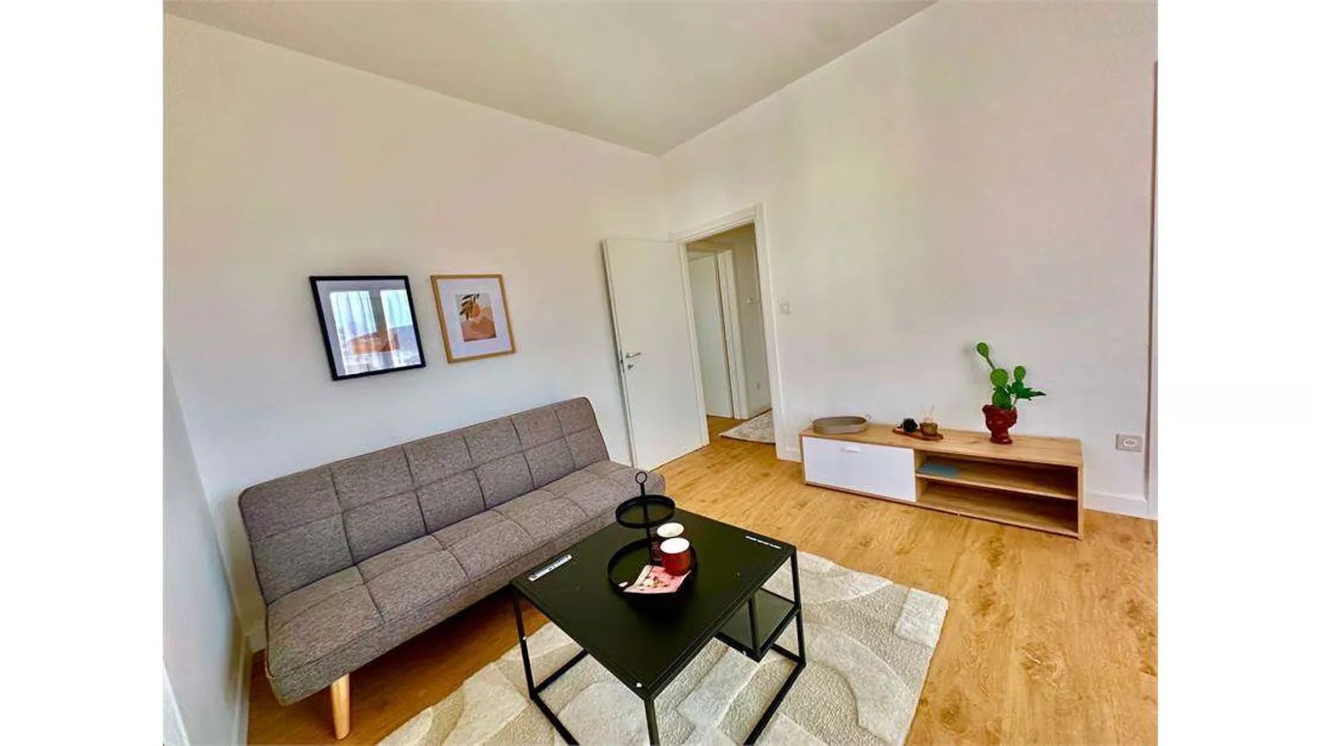 Chiasso: Appartement meublé de trois pièces dans un immeuble rénové avec confort élevé