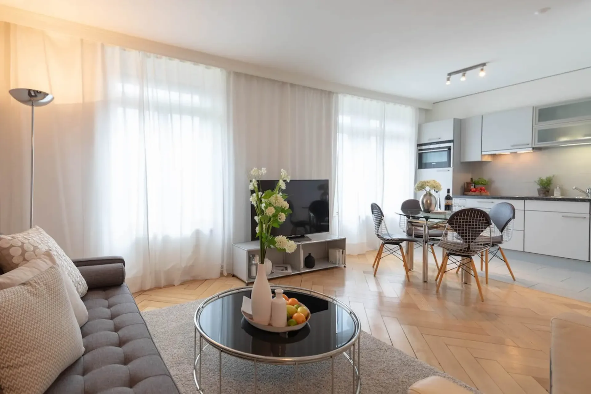 Geräumige 1-Zimmer-Wohnung mit Balkon und wöchentlicher Reinigungsservice zur Miete