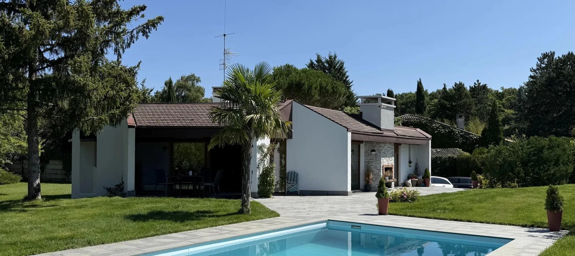 VESSY : VILLA D'ARCHITECTE RÉNOVÉE AVEC VUE SALEVE