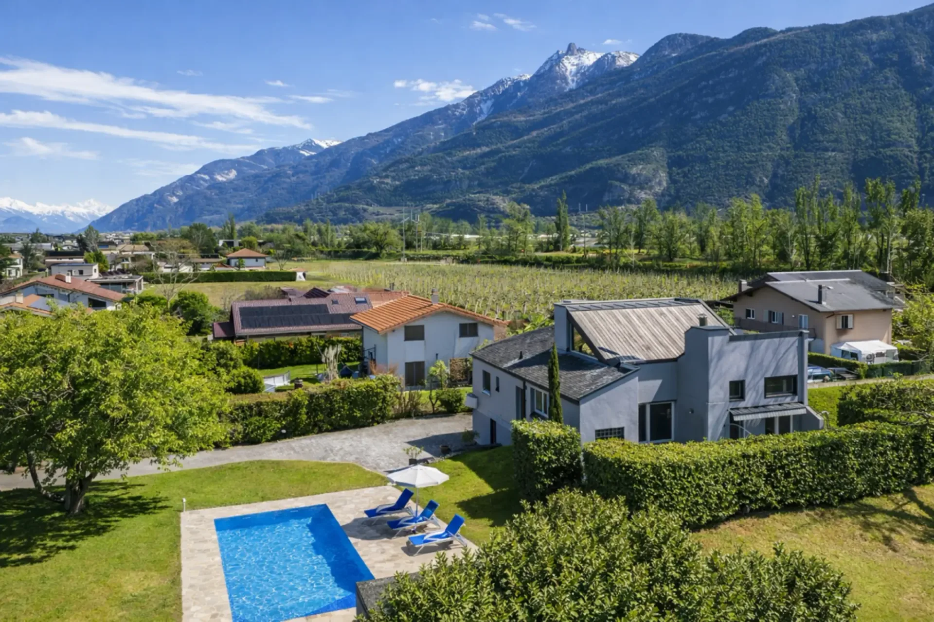 Schöne individuelle Villa auf großem Grundstück in Fully