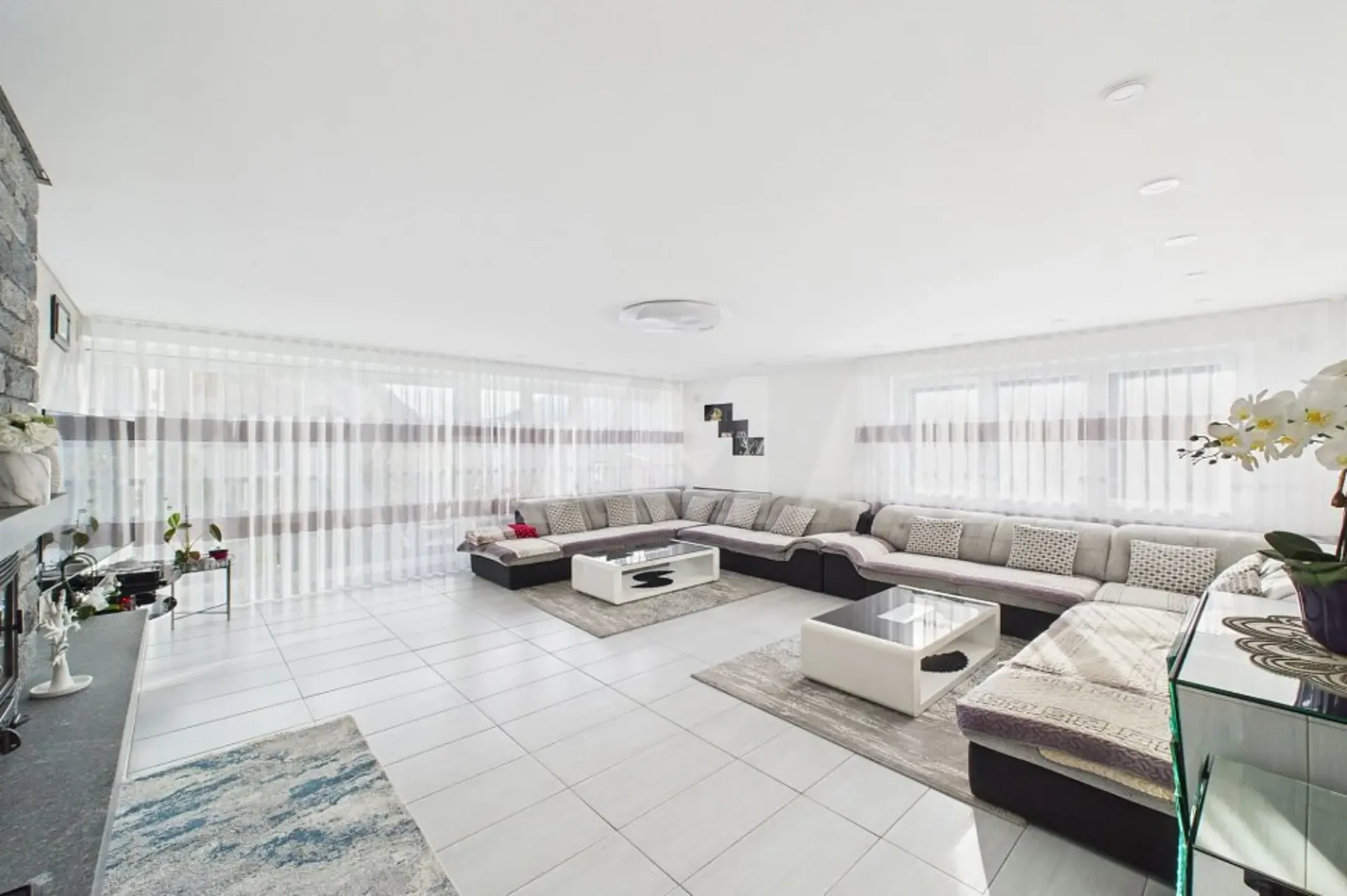 Ampia casa bifamiliare completamente rinnovata con grande spazio esterno