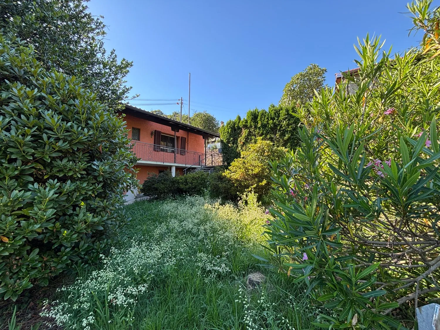 Casa indipendente con terrazzo, vista aperta e giardino