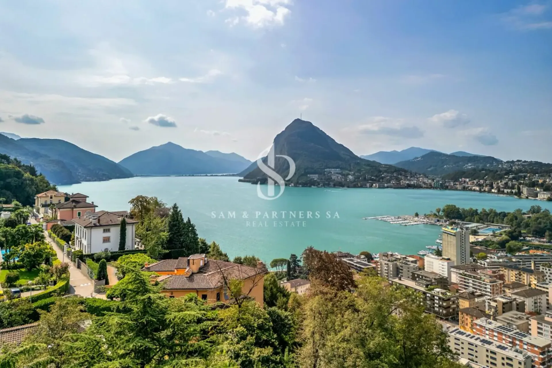 Moderno attico con vista lago