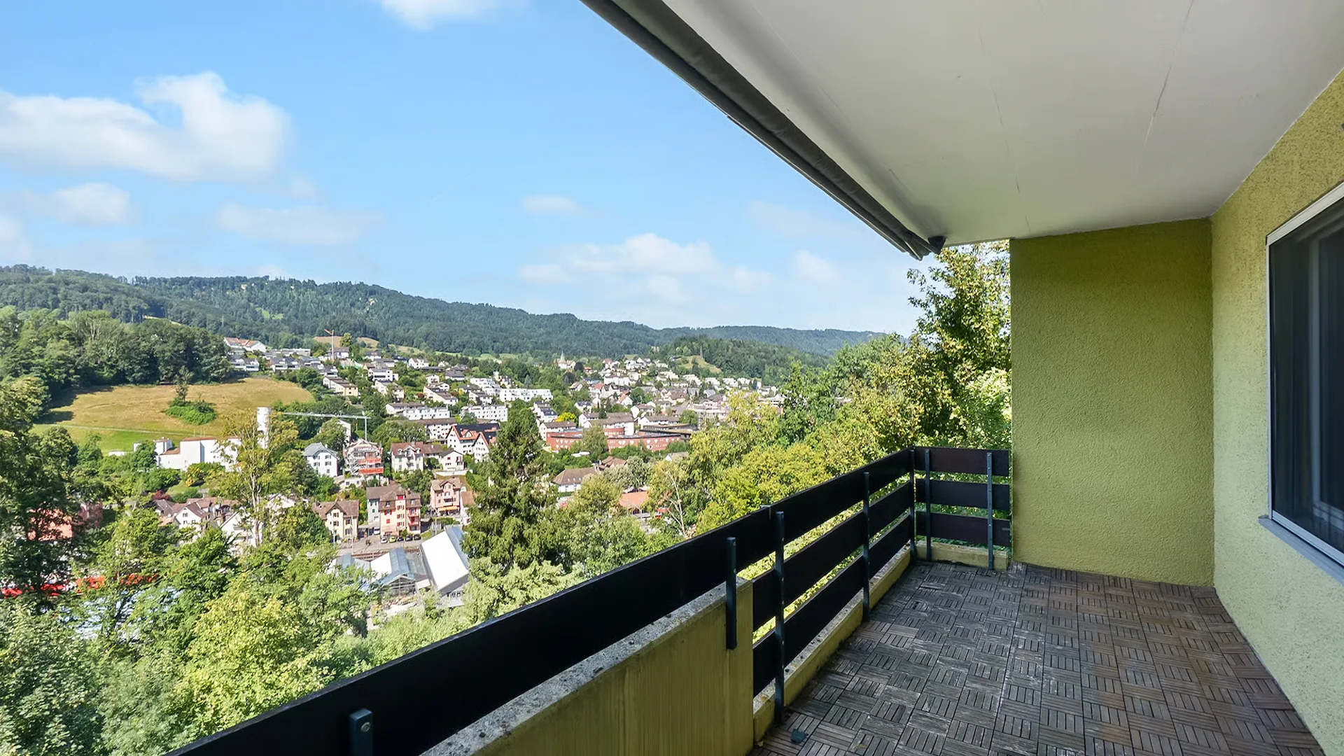 Bonheur familial dans un endroit calme avec une vue imprenable