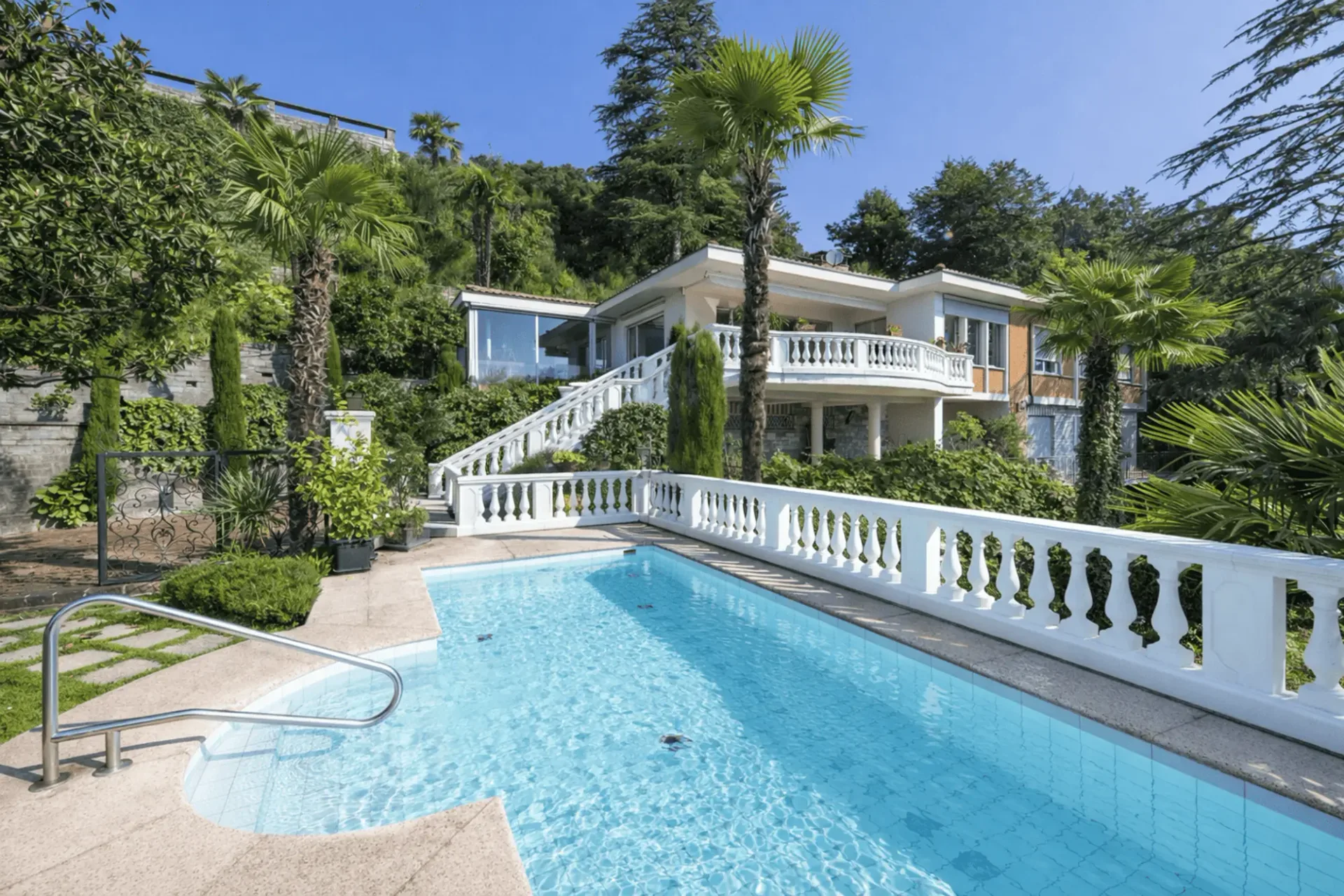 Exklusive Panoramavilla mit Seeblick auf den Luganersee und Swimmingpool