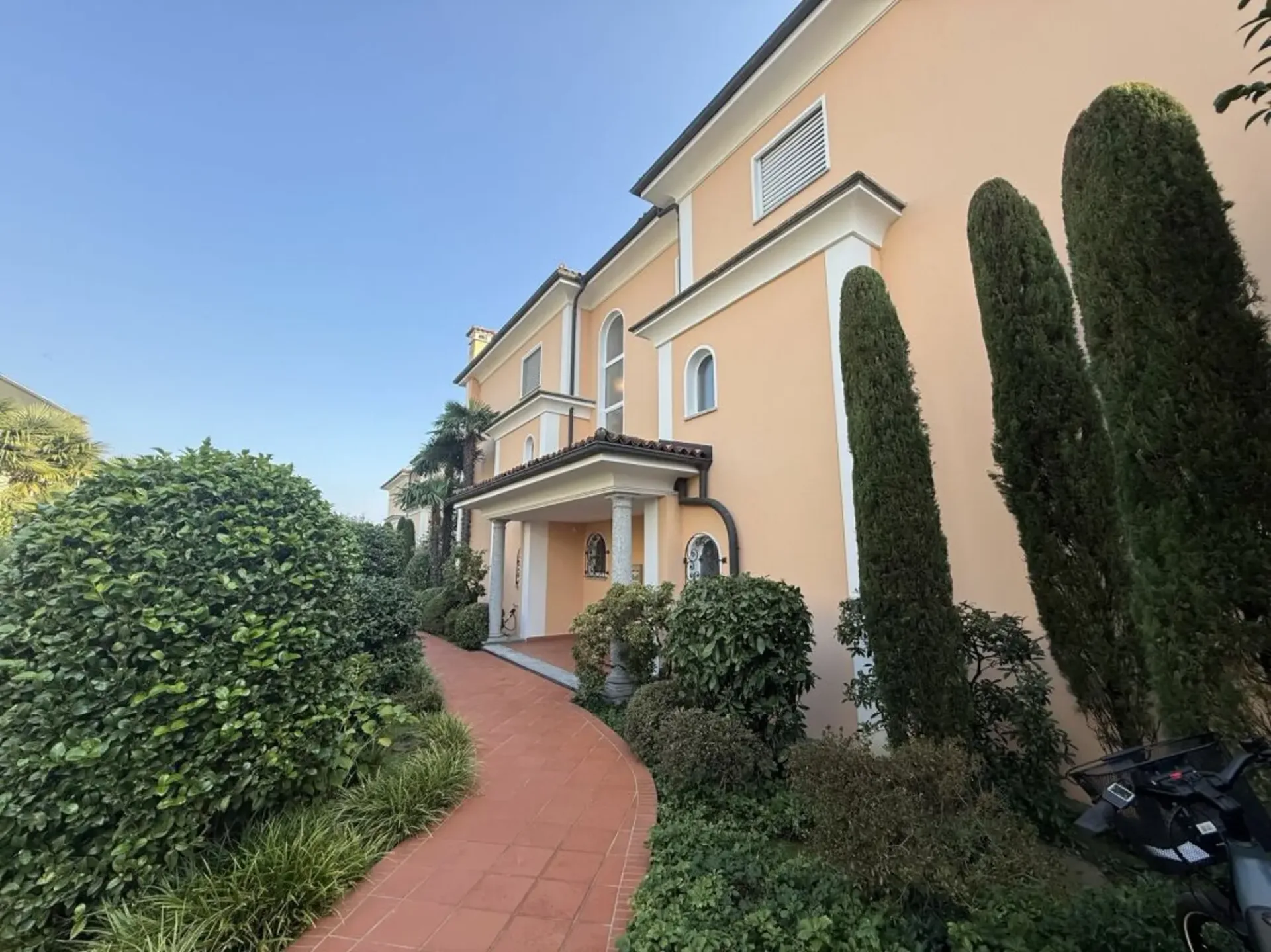 Elegante 2.5-Zimmer-Gartenwohnung in der Residenz Camelia, Ascona